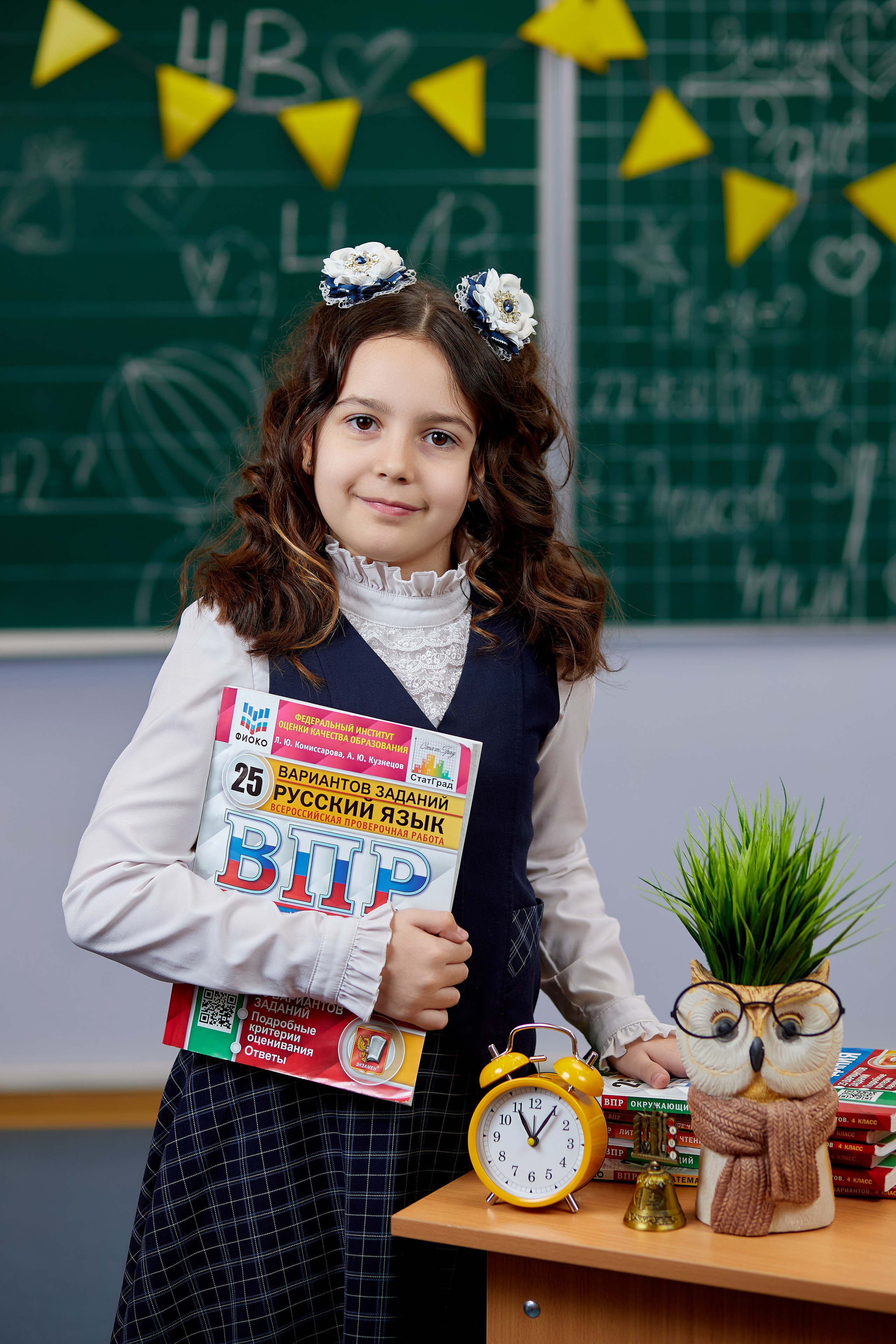 портрет школьника в классе на фоне доски