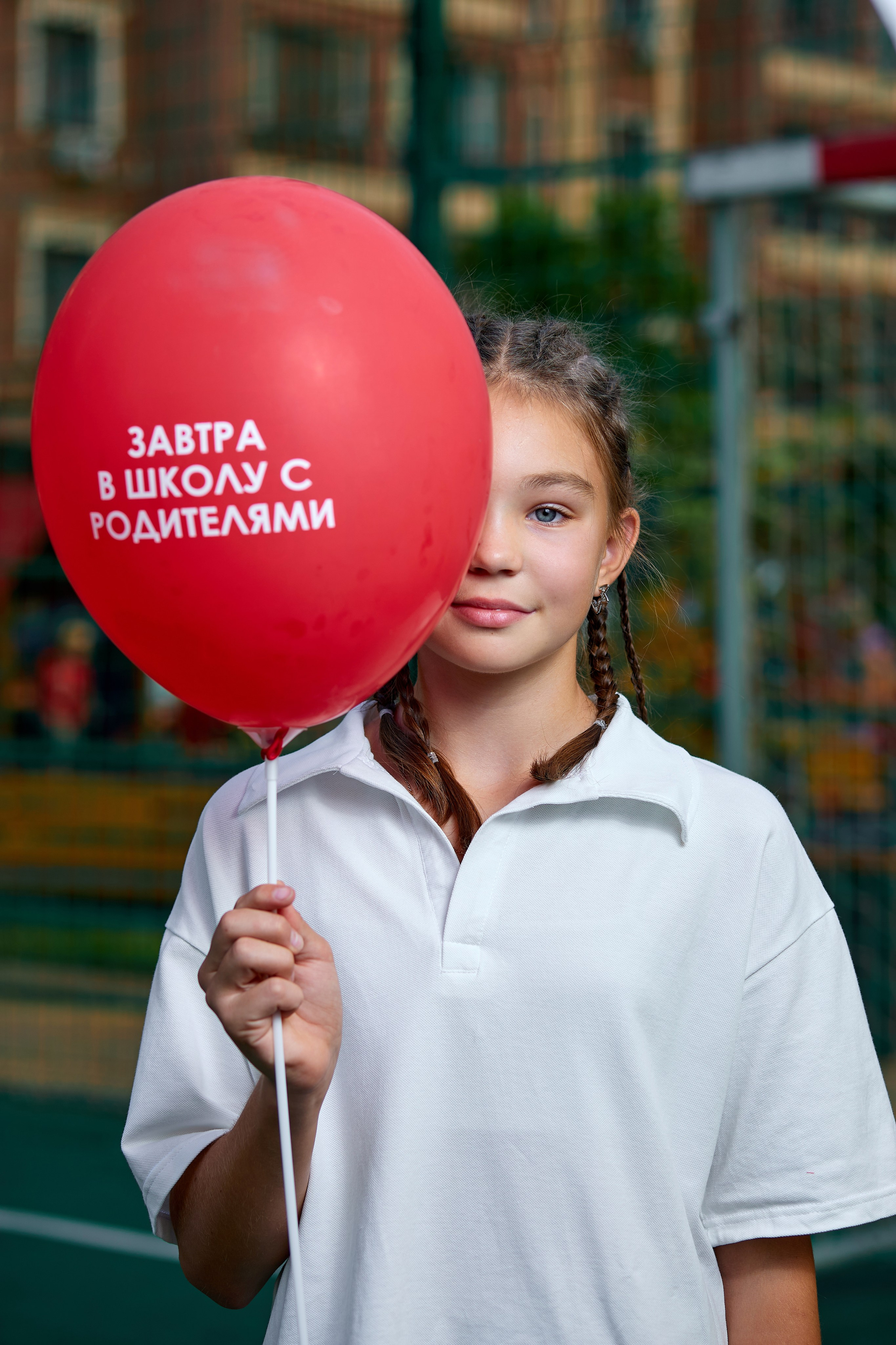 портрет выпускницы начальной  школы в парке