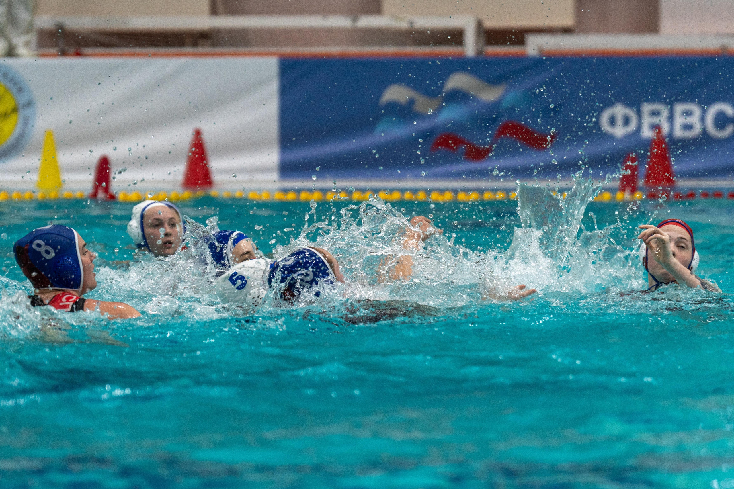 Репортаж от спортивного фотографа Санкт-Петербурга: борьба женщин в ватерпольном матче Диана–Спартак-Волгоград