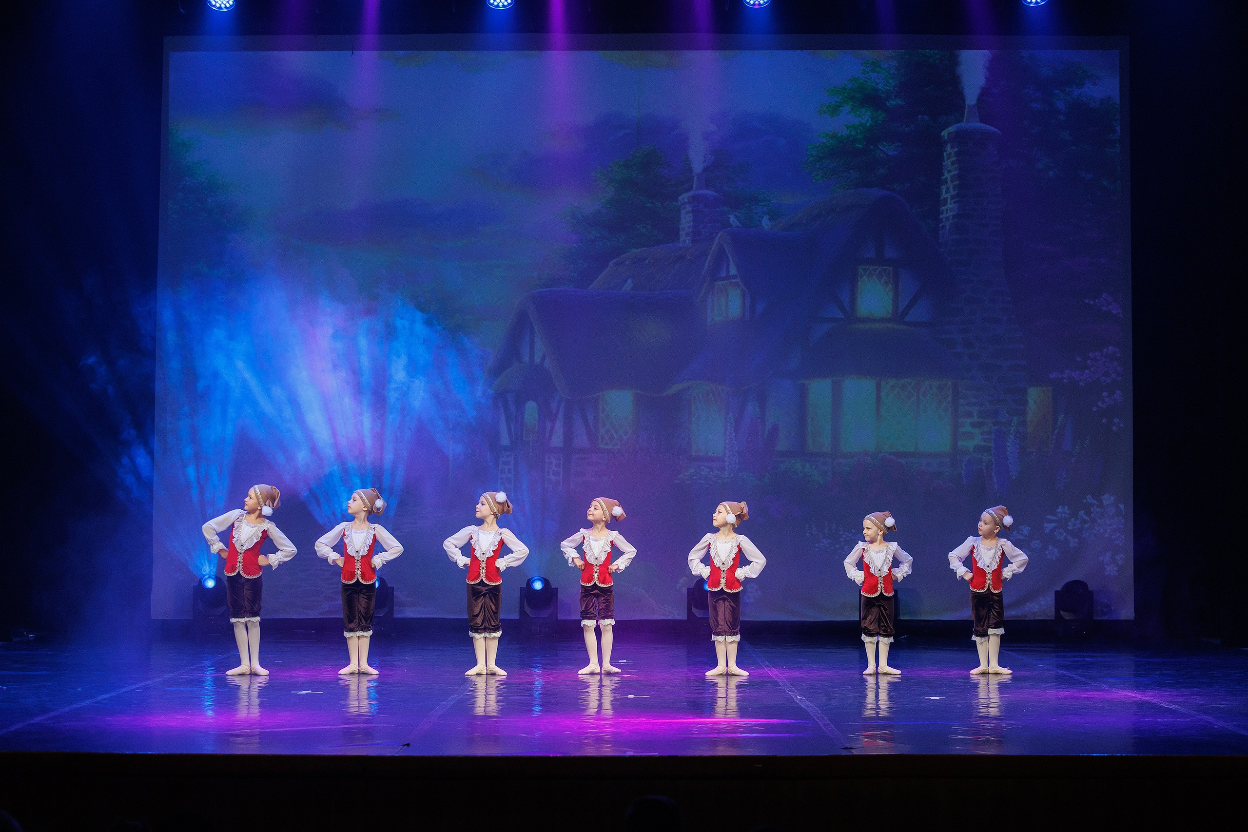 Репортажная фотосъемка отчетного концерта студии танцвев LilBallerine. Профессиональный фотограф в Новосибирске