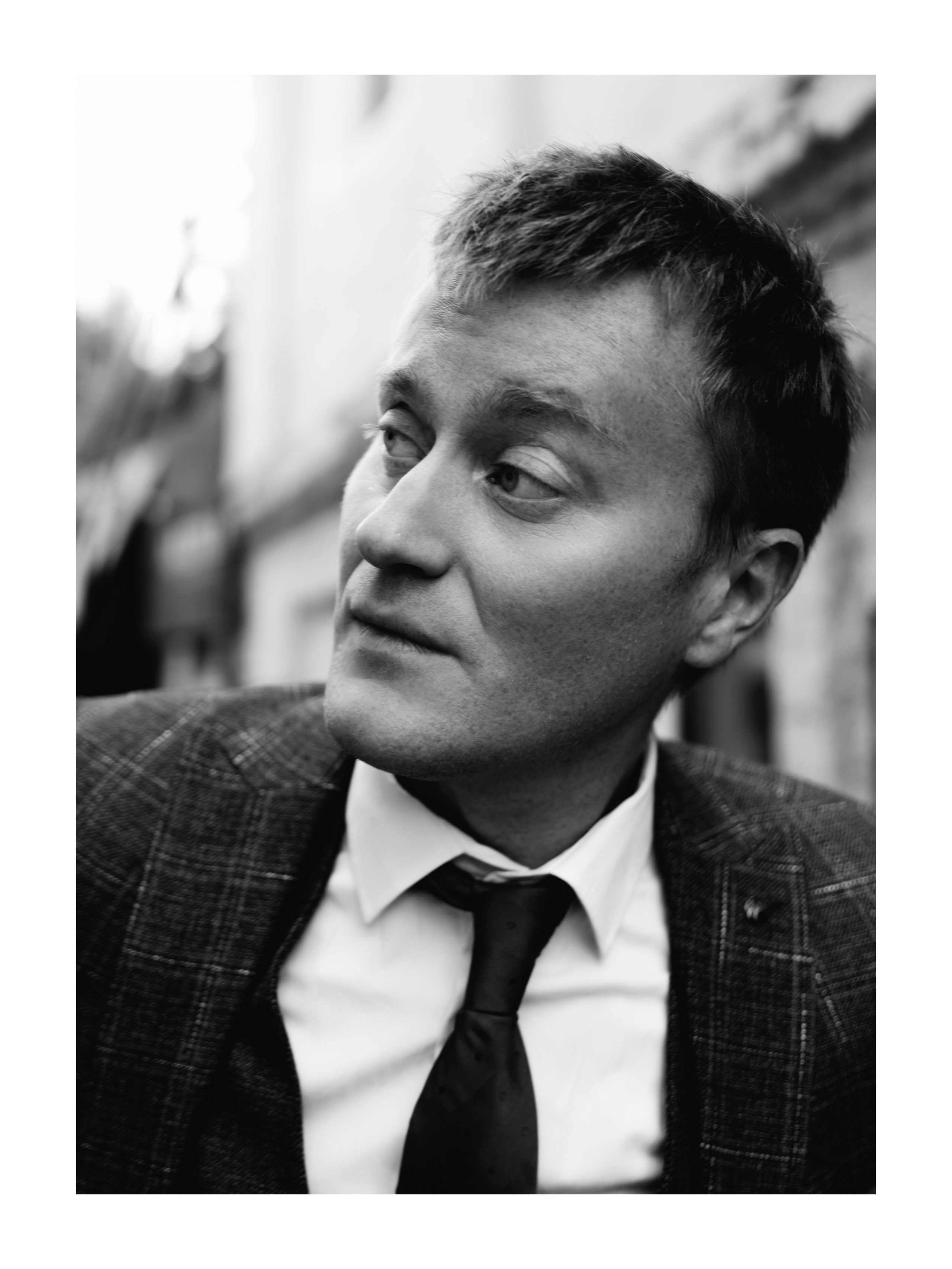 мужчина смотрит вправо