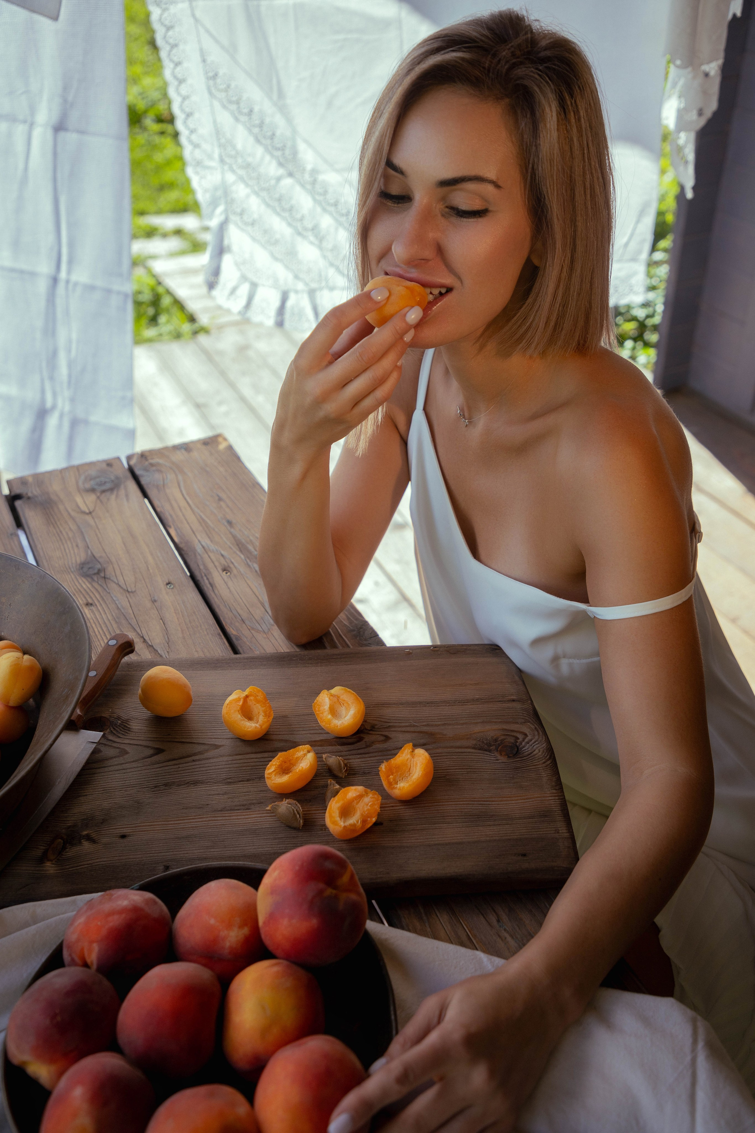 Девушка с персиками. Фотограф Анастасия Тихонова