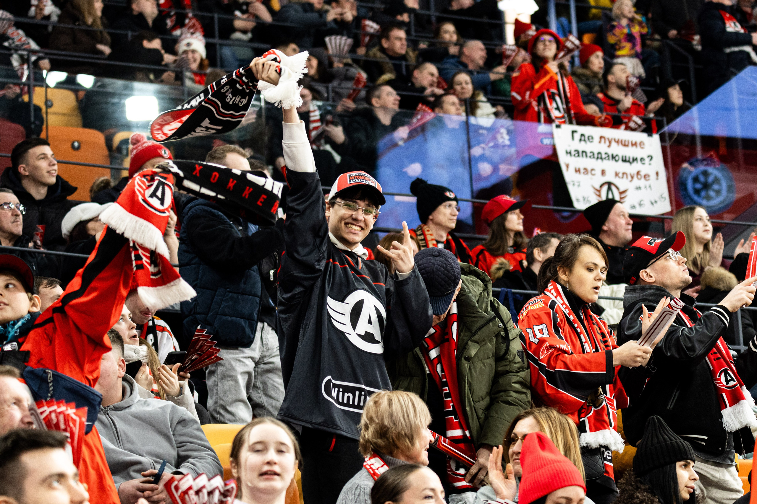 Хоккейный матч Автомобилист — Сибирь. Фотограф Родион Нарудинов