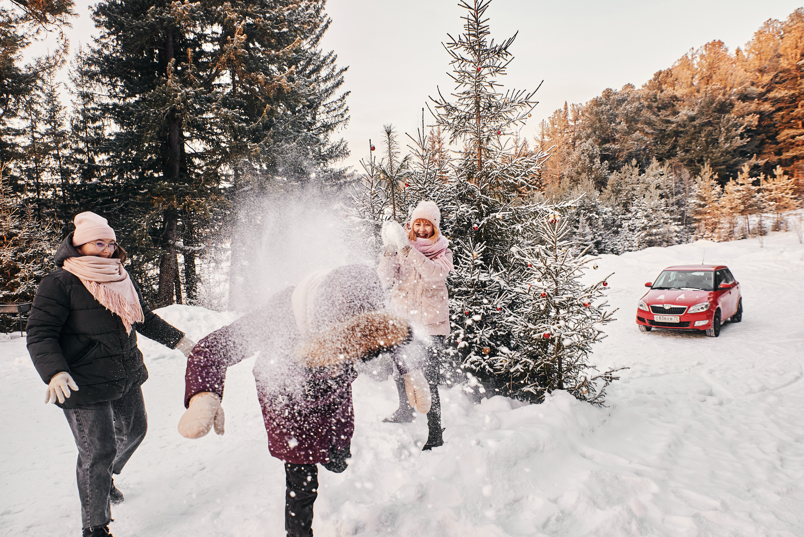 Обкидываются снегом в Томске