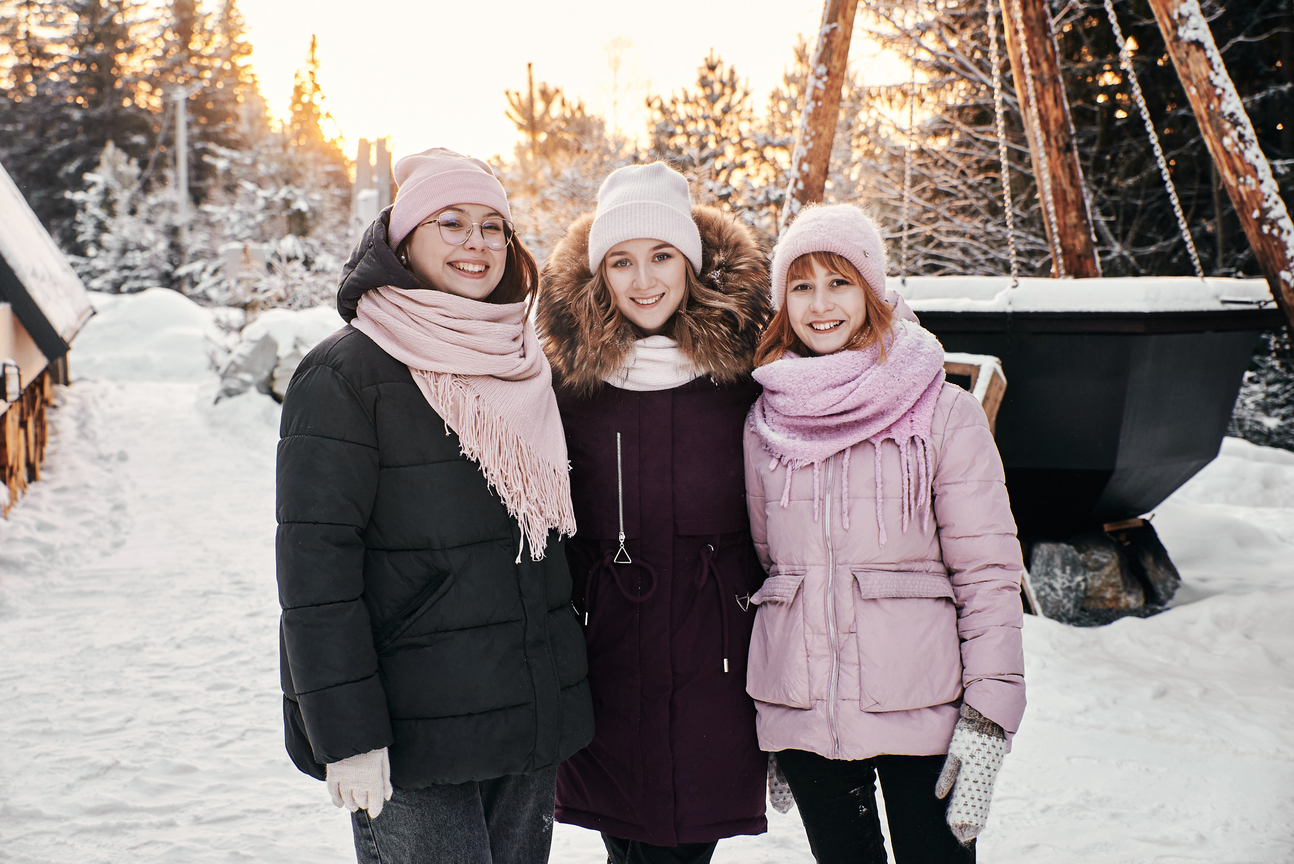 Новогодняя фотосессия подруг в лесу около Томска