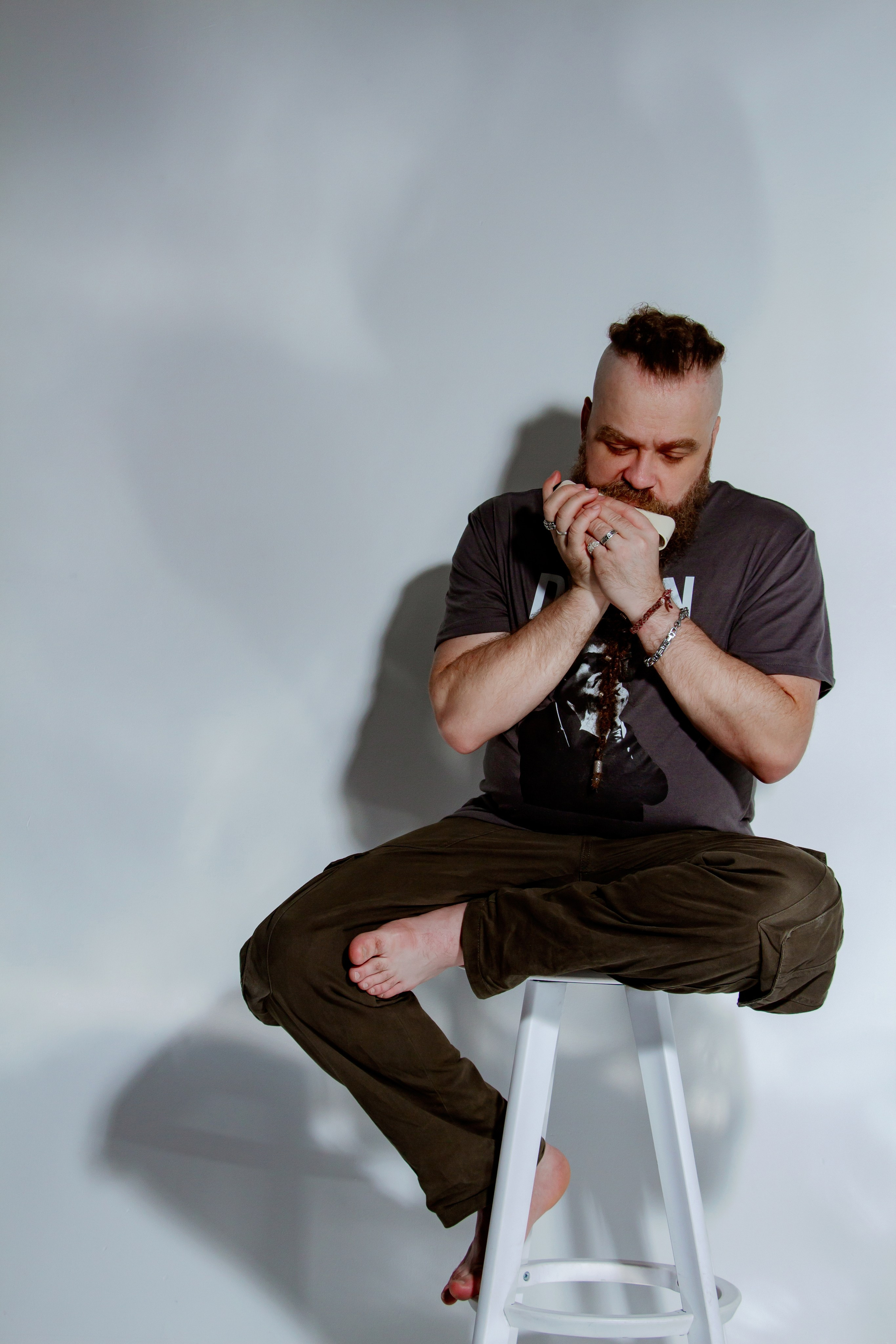 Борис Плотников. Губная гармоника. Мужской портрет, фотосессия для музыканта. Фотограф в Екатеринбурге Пойгина Елена