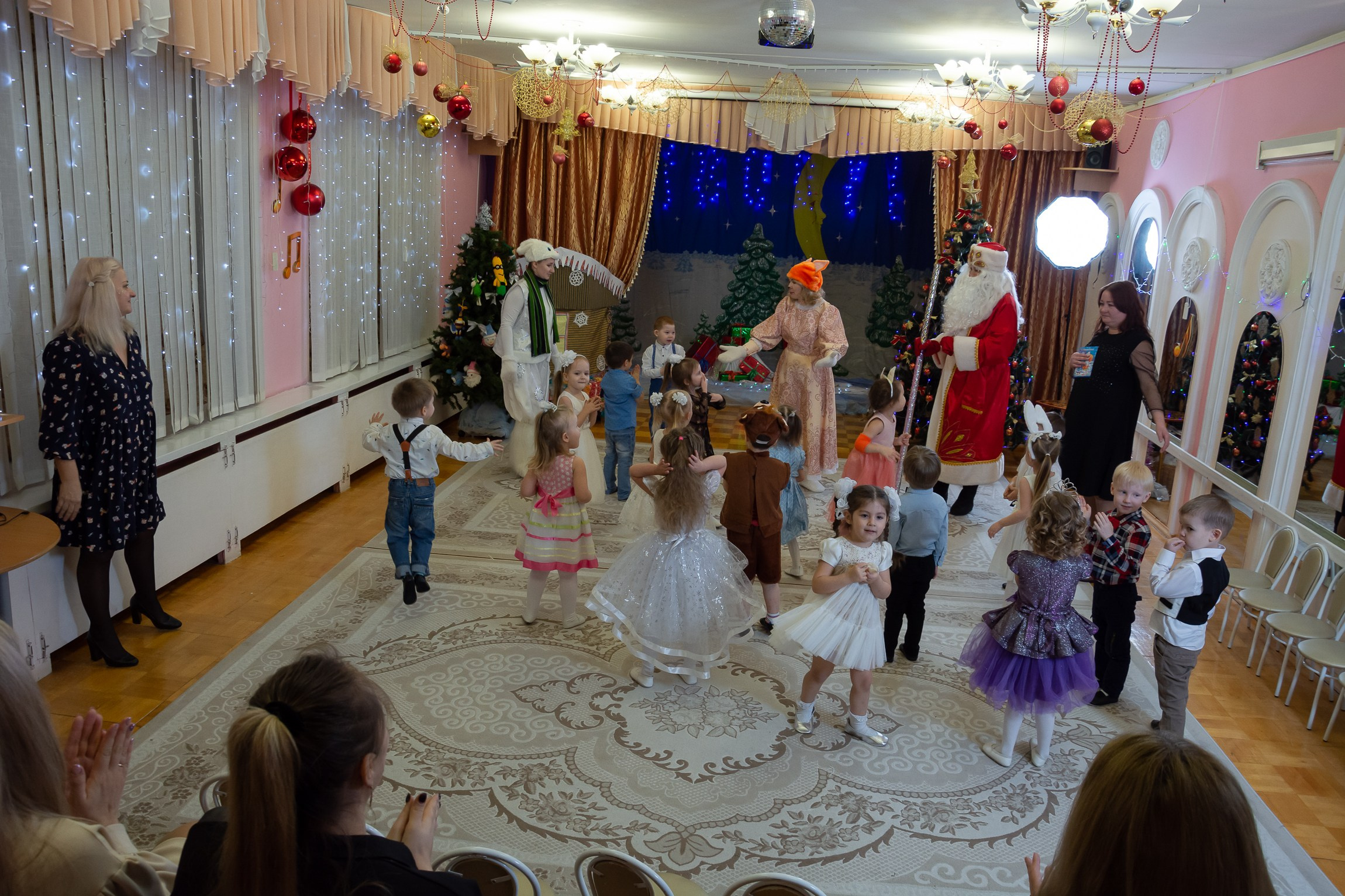 Дети играют с дедом Морозом