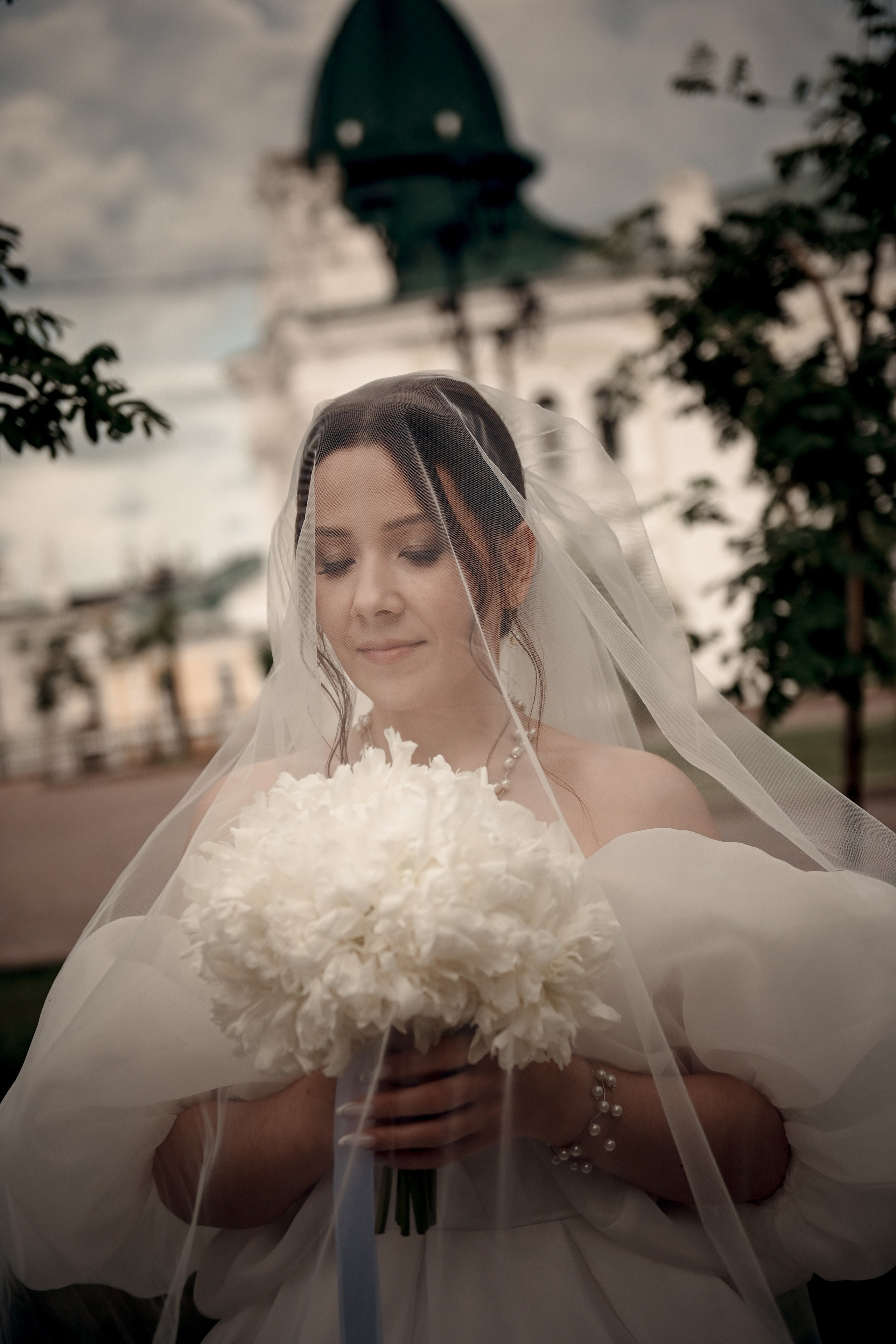 Небольшая свадебная серия в музее и прогулкой под дождем Эльмиры и Ризата. Свадебный, семейный, детский, контент фотограф в Омске Максим Ильин