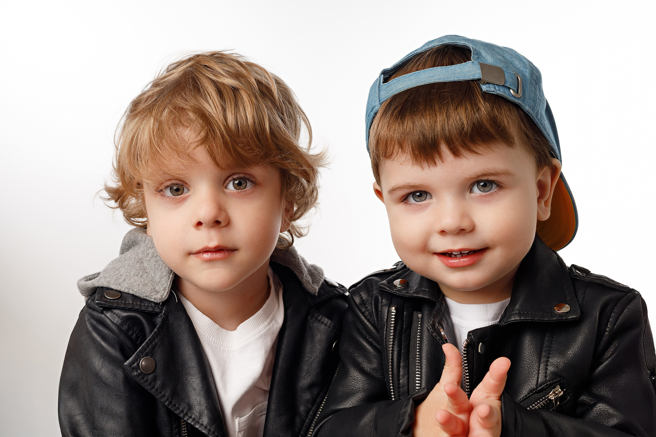 Фотосессия братьев в Сочи от детского фотографа. Детский студийный фотограф Сочи