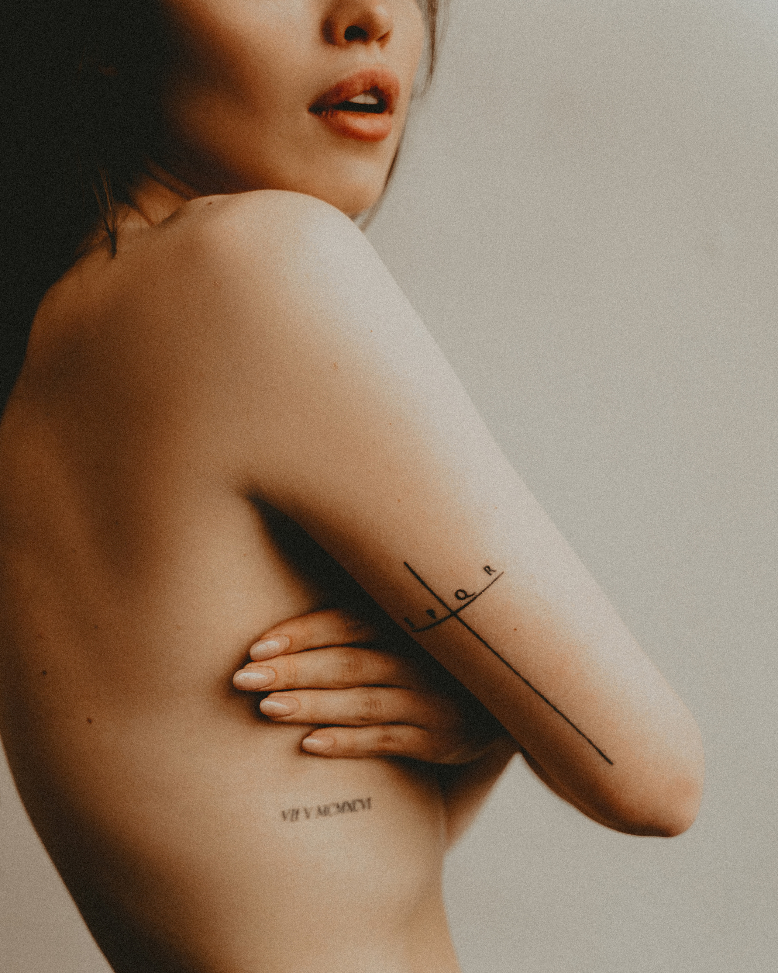 Фотосессия в студии на нейтральном фоне