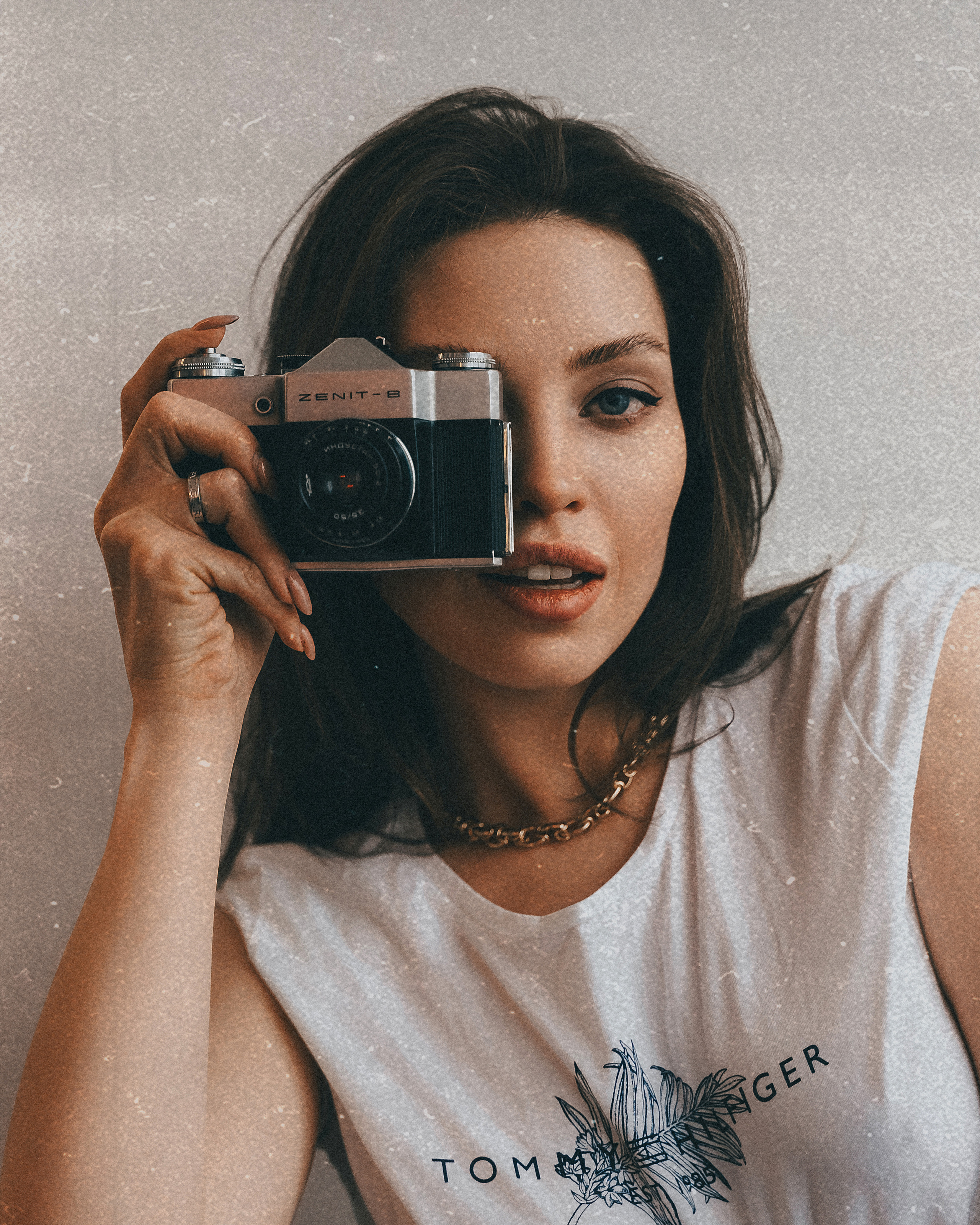 Фотосессия в студии на нейтральном фоне