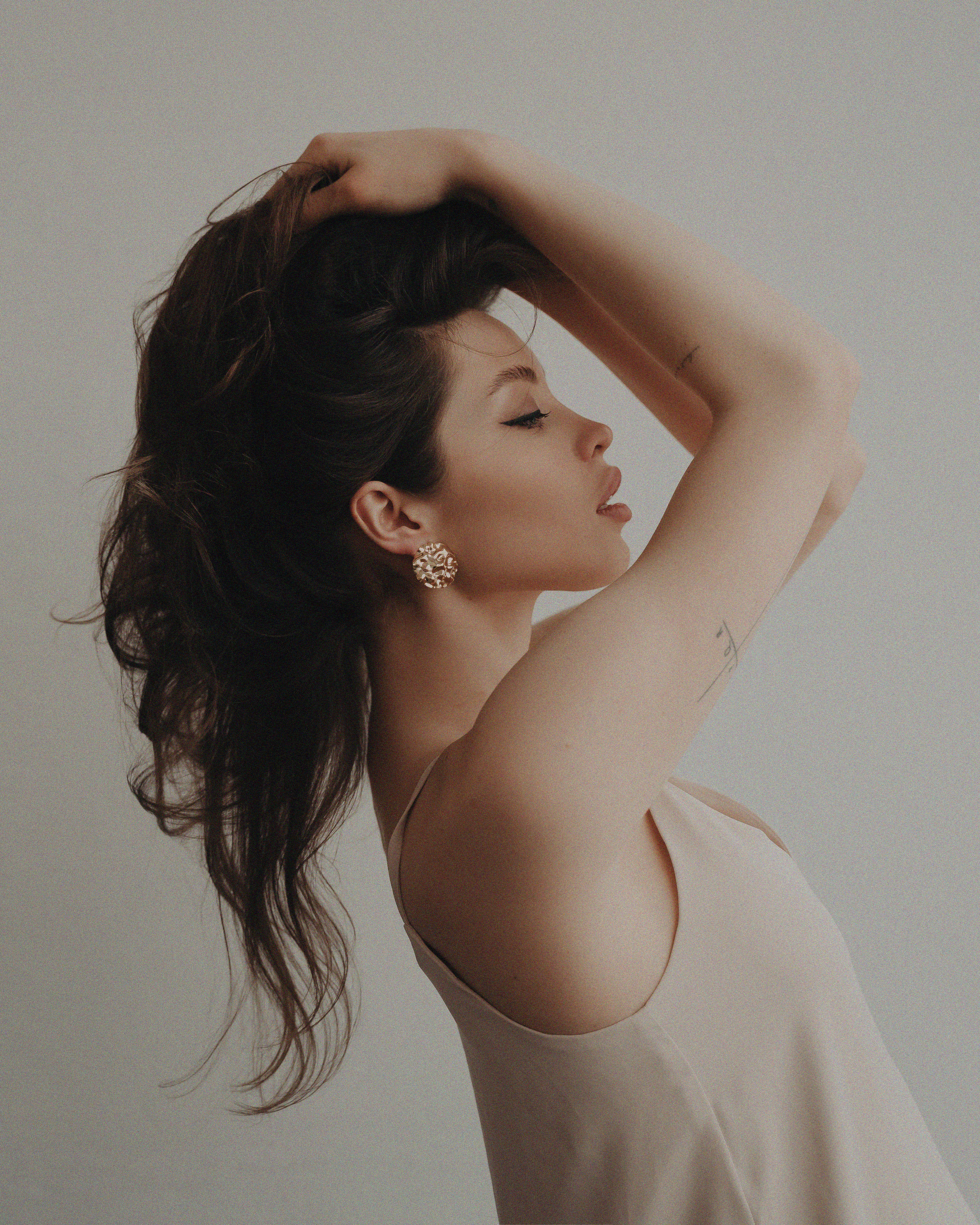 Фотосессия в студии на нейтральном фоне