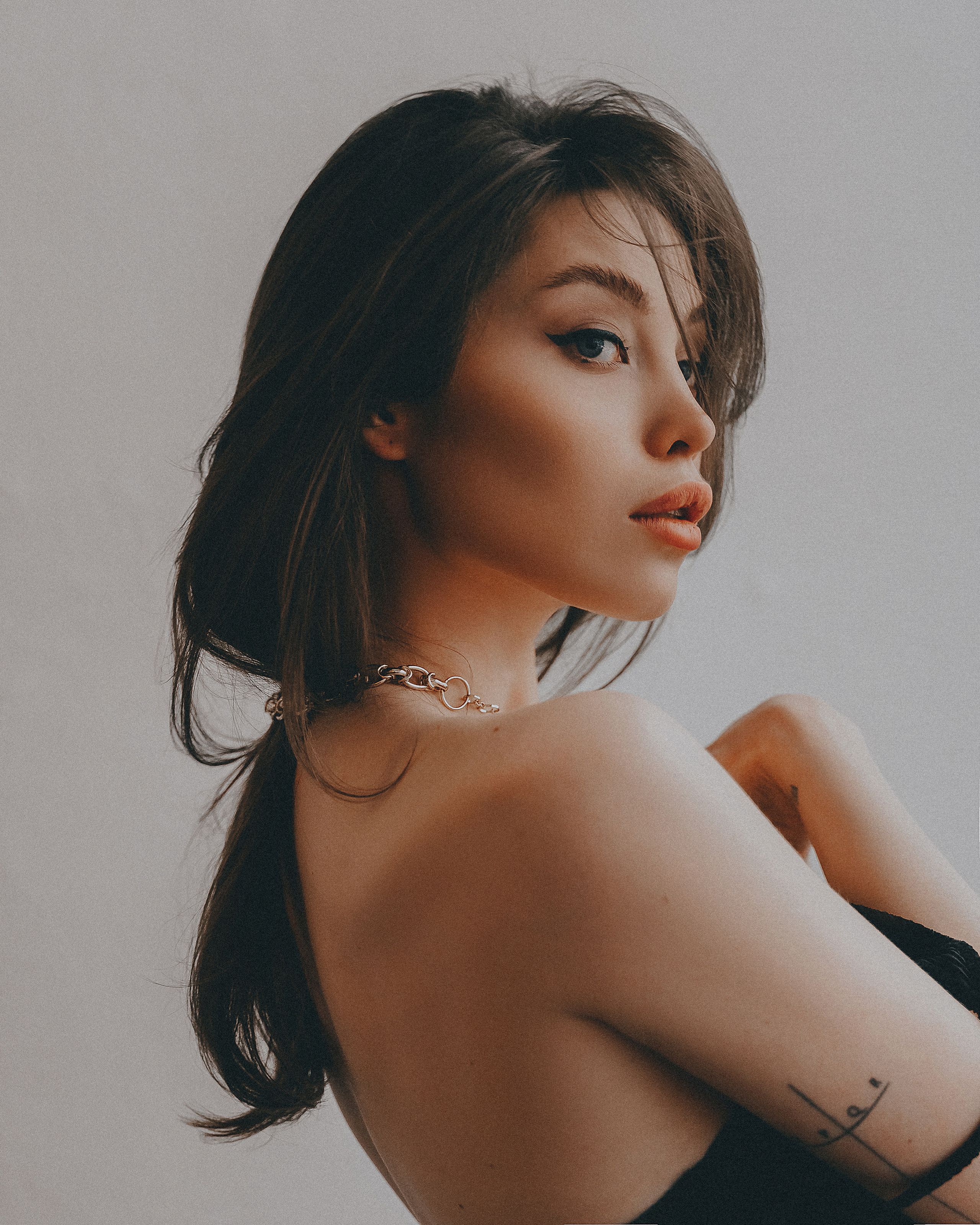 Фотосессия в студии на нейтральном фоне