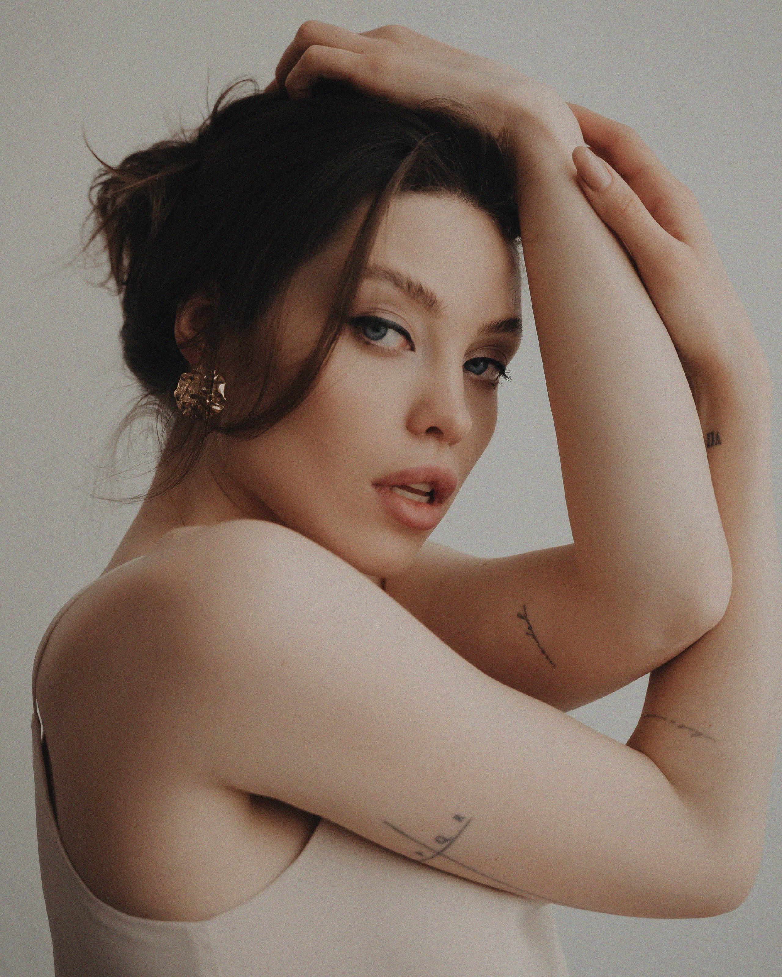 Фотосессия в студии на нейтральном фоне