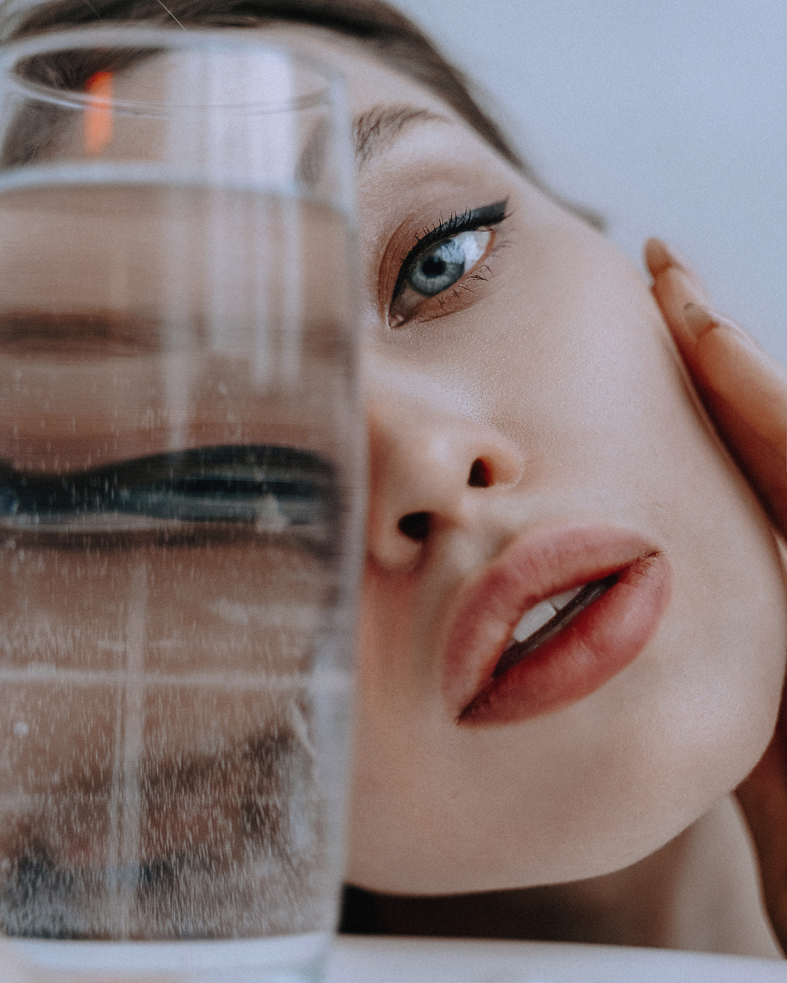 Фотосессия в студии на нейтральном фоне