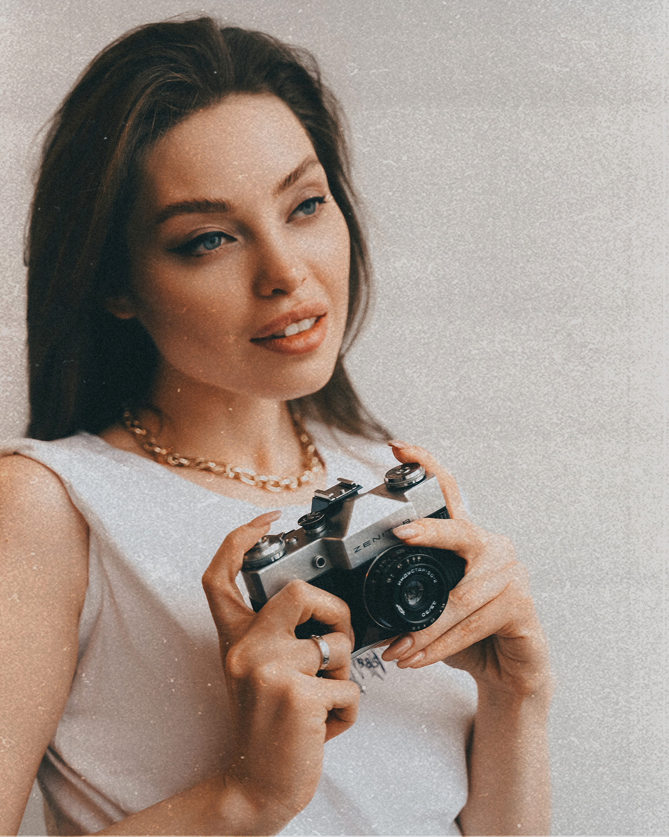 Фотосессия в студии на нейтральном фоне