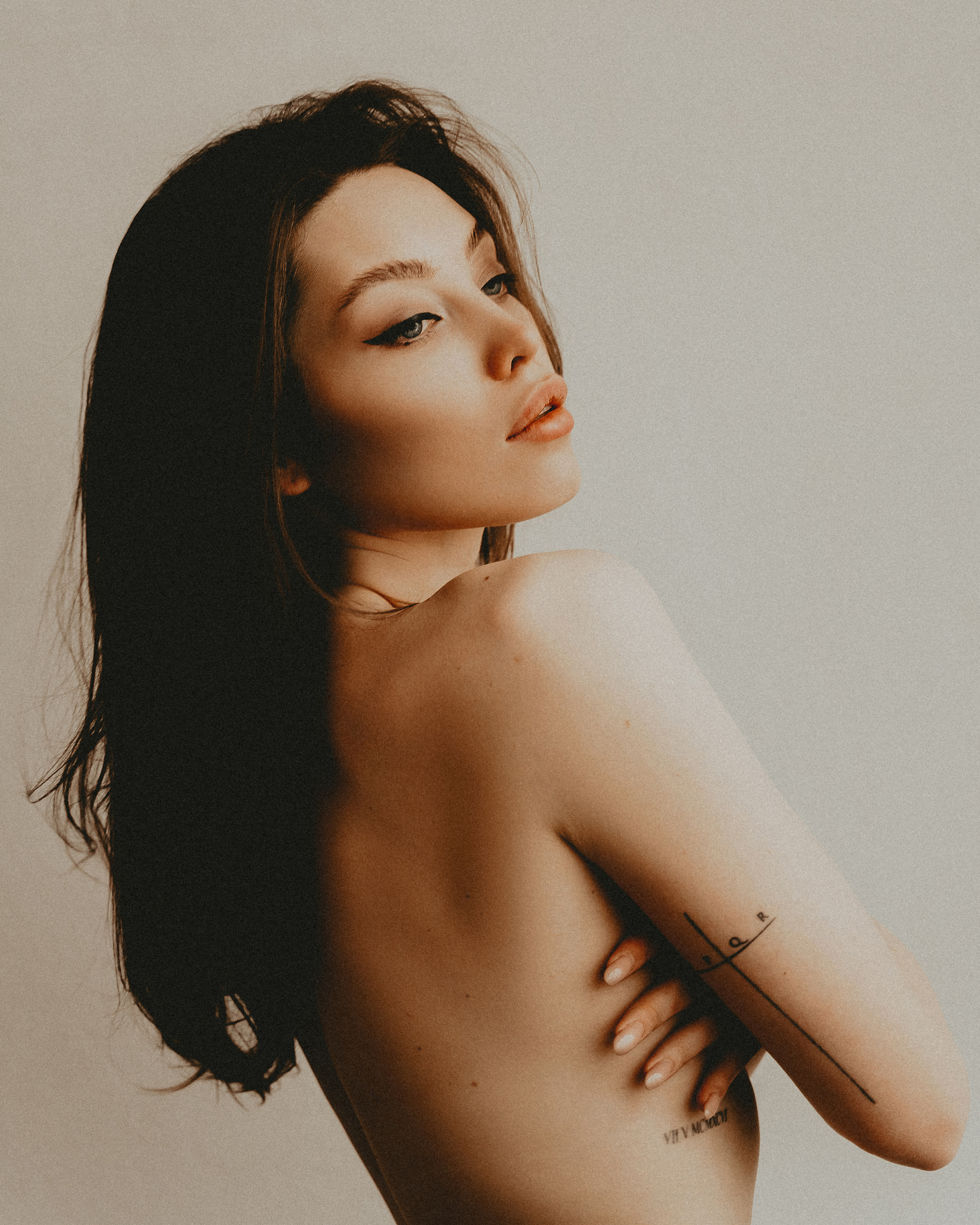 Фотосессия в студии на нейтральном фоне