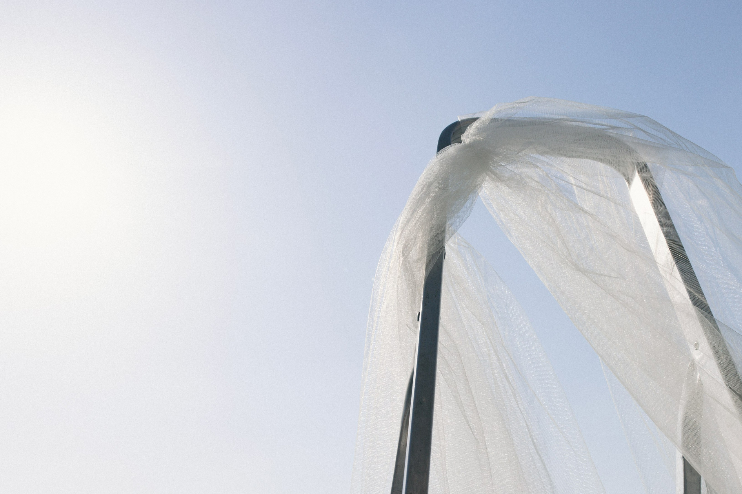 Очень стильная свадебная фотосессия с обработкой под пленку