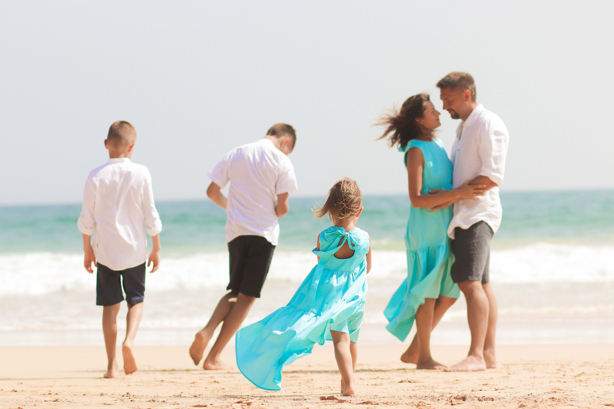 «Прыжки в океан! Яркие кадры счастливой семьи на Шри-Ланке»