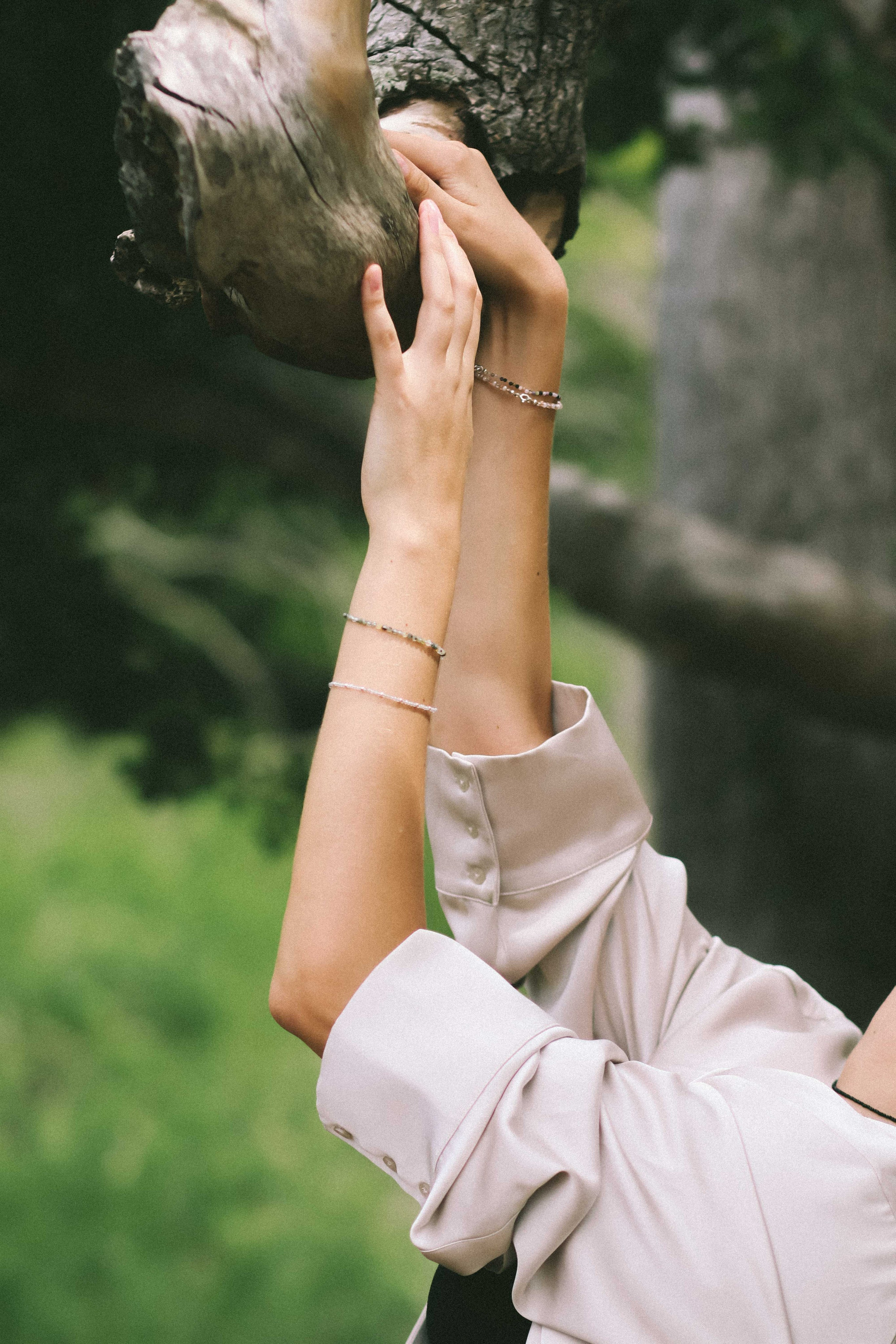 Коллекция украшения из натуральных камней. Фотограф на Шри-Ланке