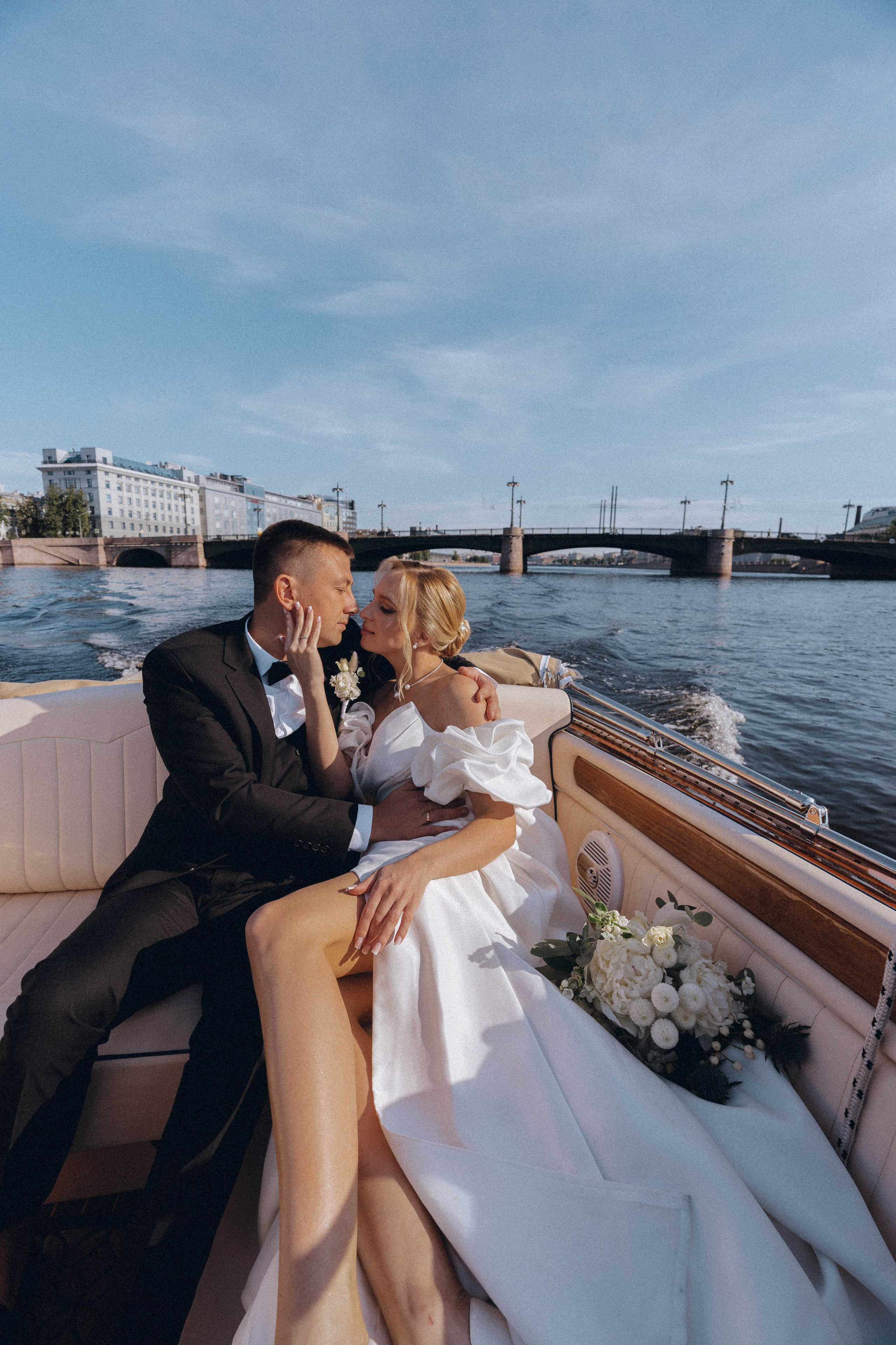 СВАДЕНБНАЯ СЬЕМКА НА КАТЕРЕ ПО КАНАЛАМ САНКТ-ПЕТЕРБУРГА И В АКВАТОРИИ НЕВЫ. Профессиональный фотограф, Санкт-Петербург — Виктория Богомолова