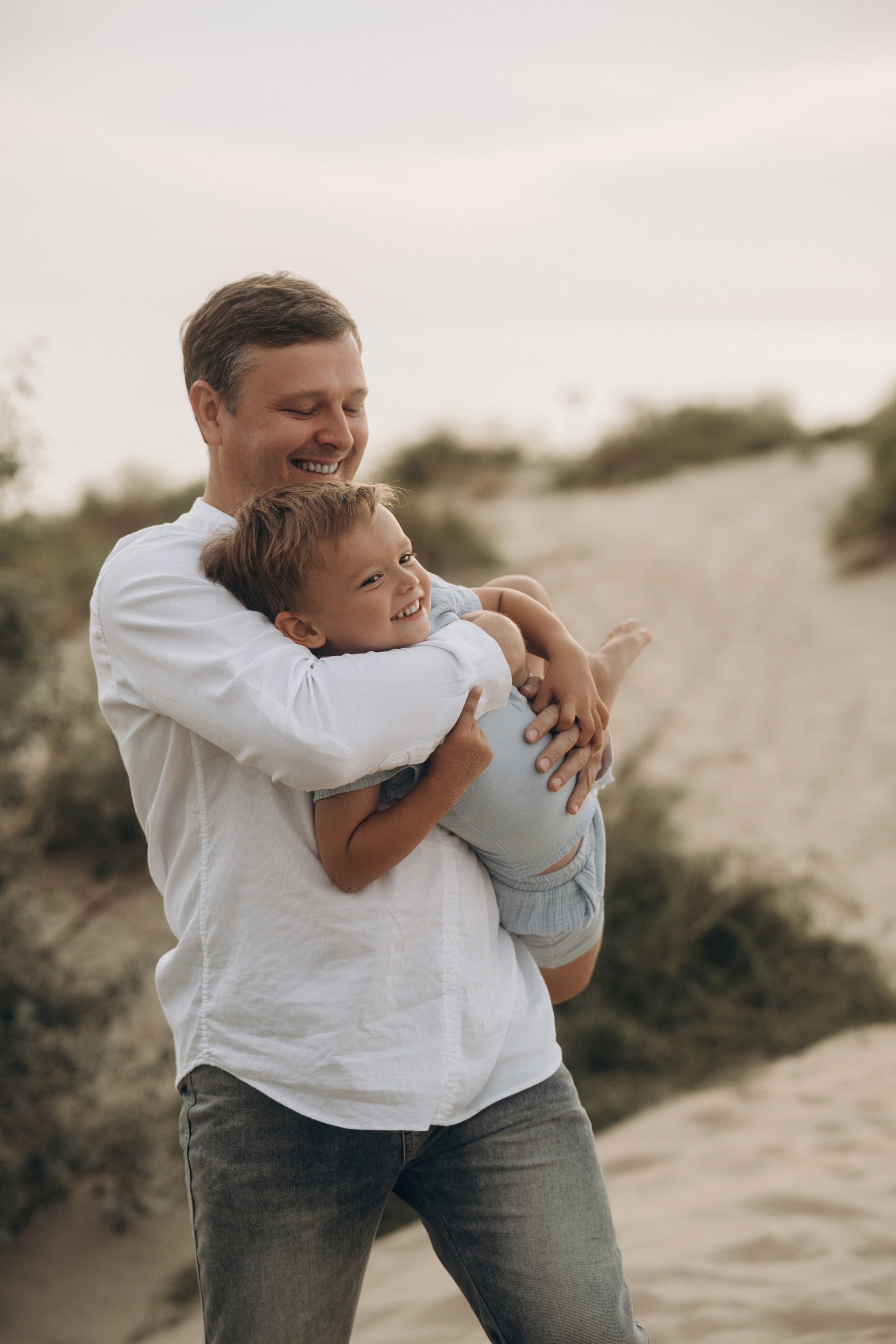 Кучугурские закаты в объективе: семья в золотых лучах играет в мяч у воды, фотограф Кучугуры