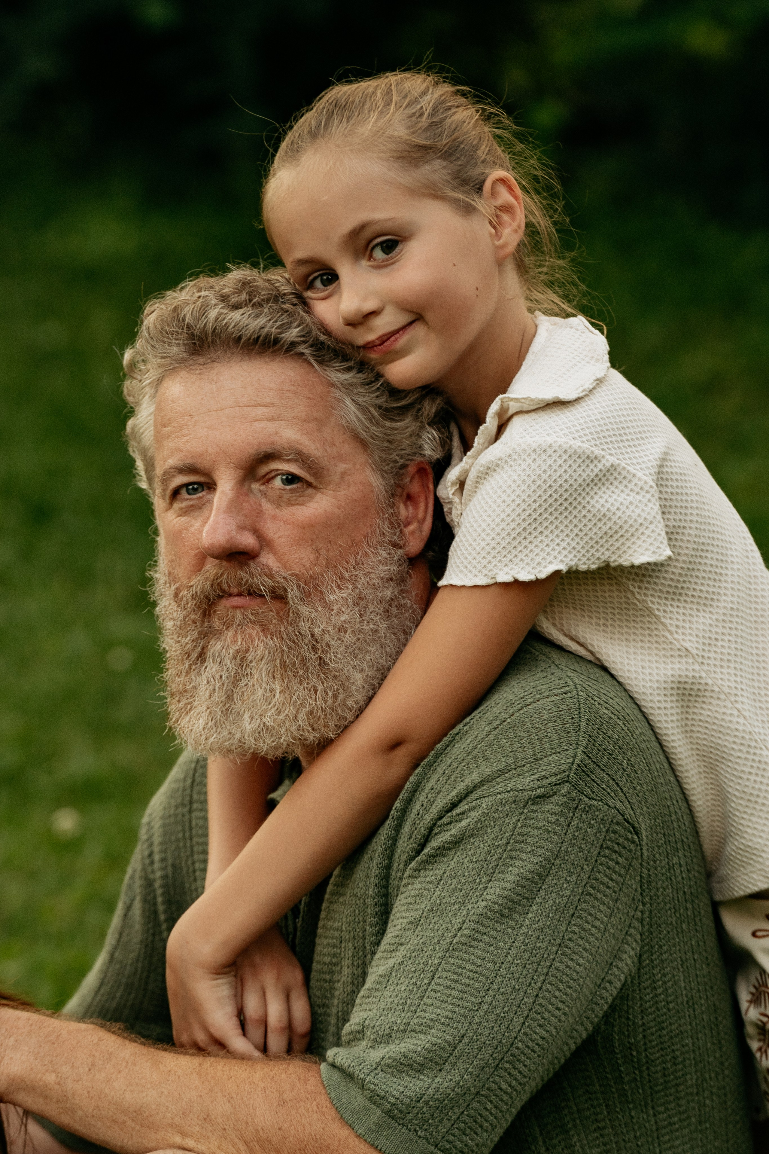 Папа подбрасывает сына на газоне в Абрау-Дюрсо – счастье в движении