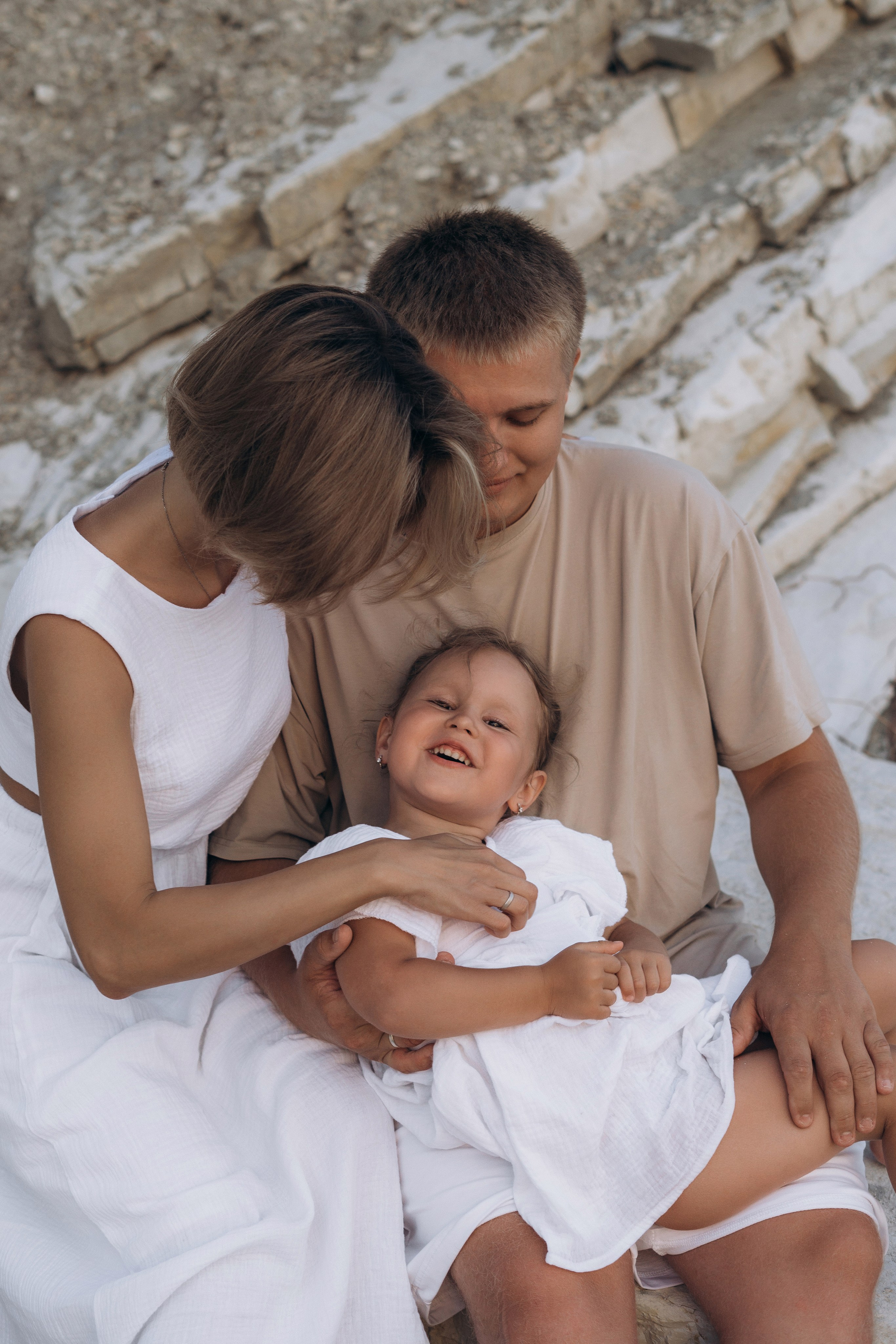 Джанхотский бриз играет с волосами: трогательные кадры семьи у кромки воды