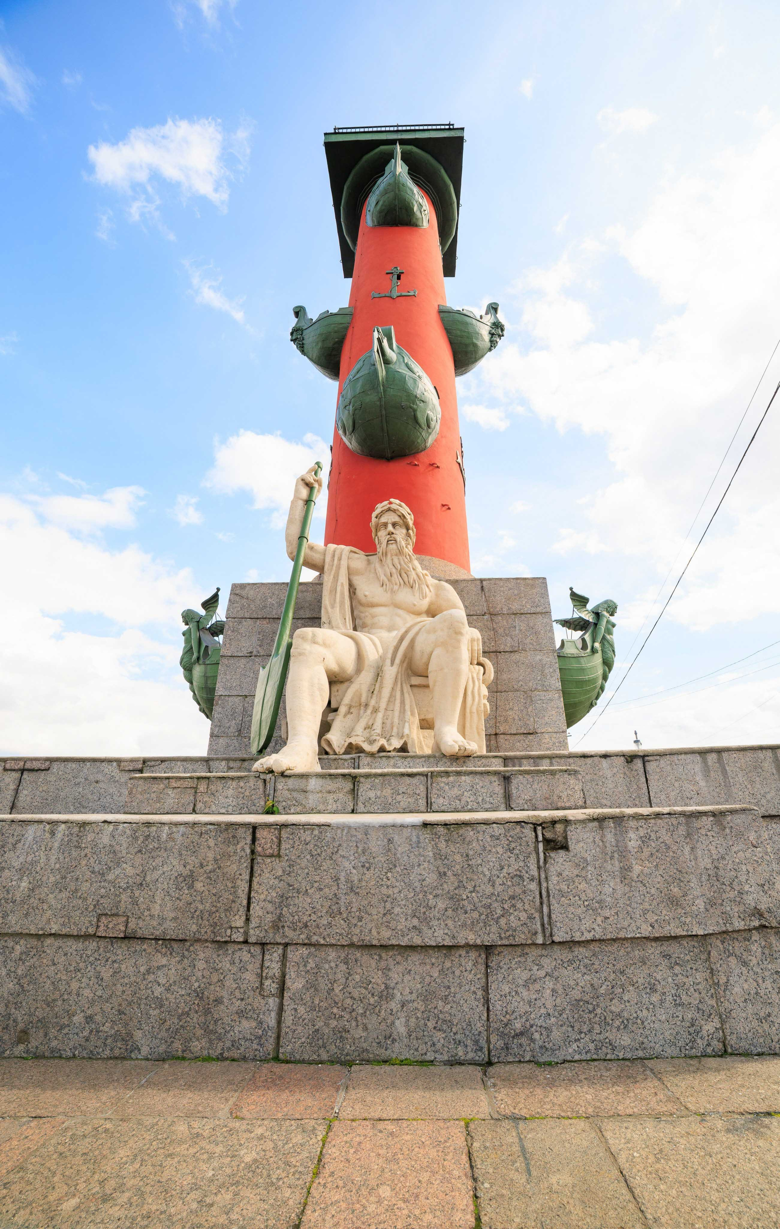 Свадебная фотосессия на Дворцовой площади на фоне Зимнего дворца.