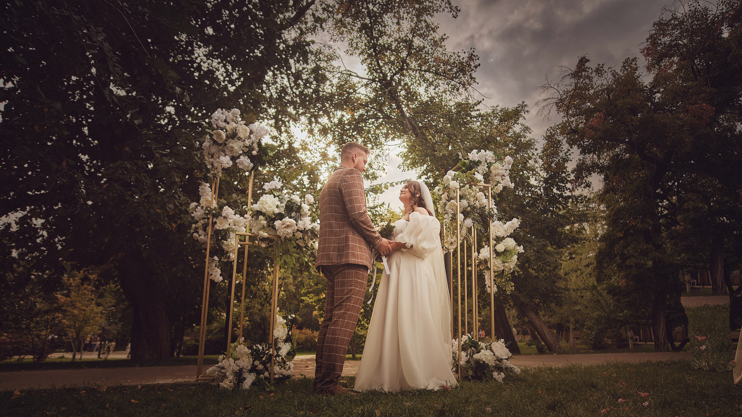 Гости запускают белые шары у монумента «Родина-мать зовёт!» на Мамаевом кургане в честь молодожёнов