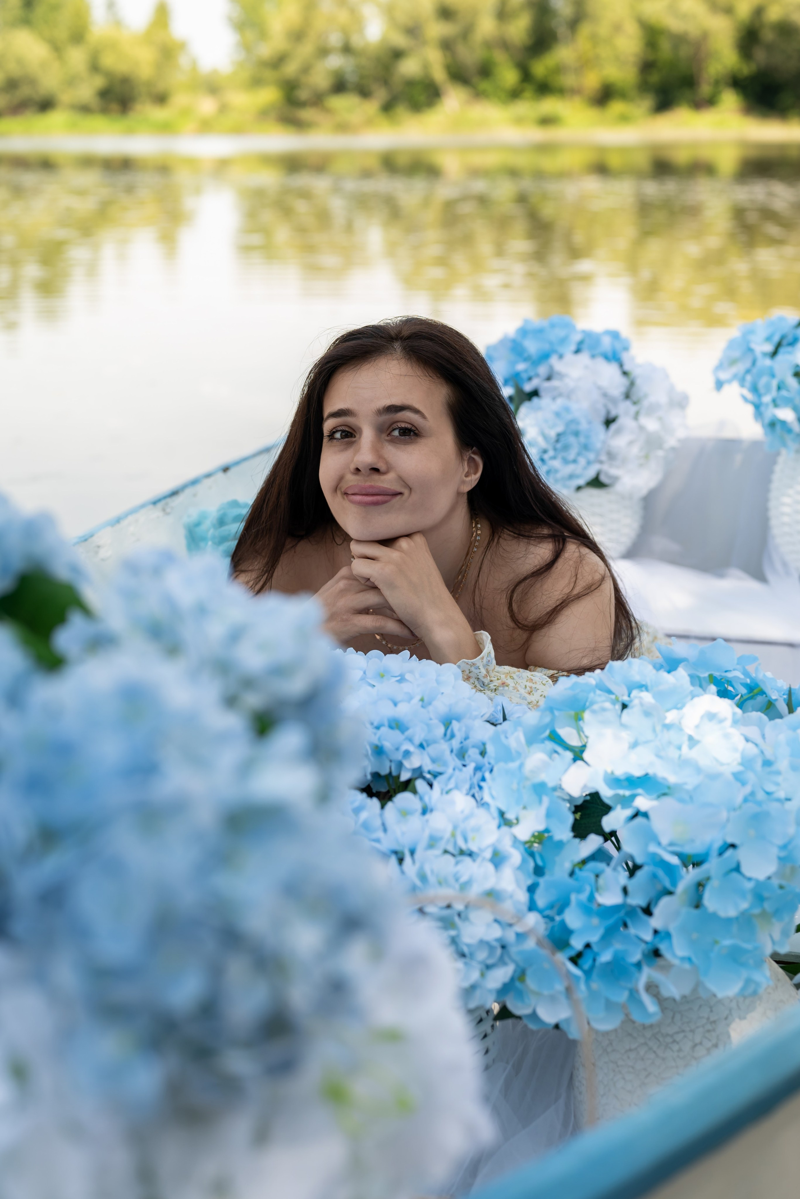 Фотопроект на лодке с голубыми гортензиями. Фотограф в городе Салават