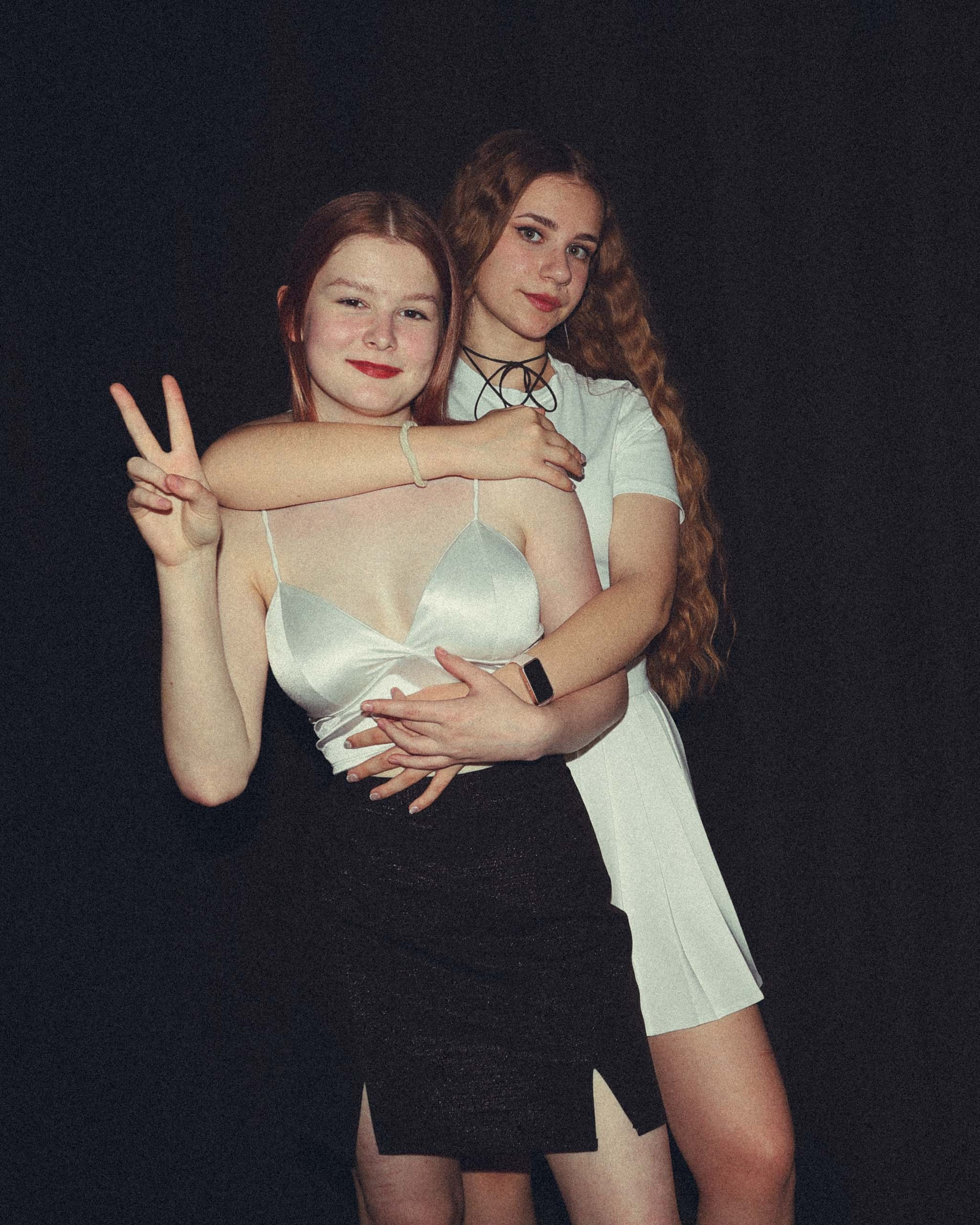 Две девицы. Фотомастерская Андрея Закоморного