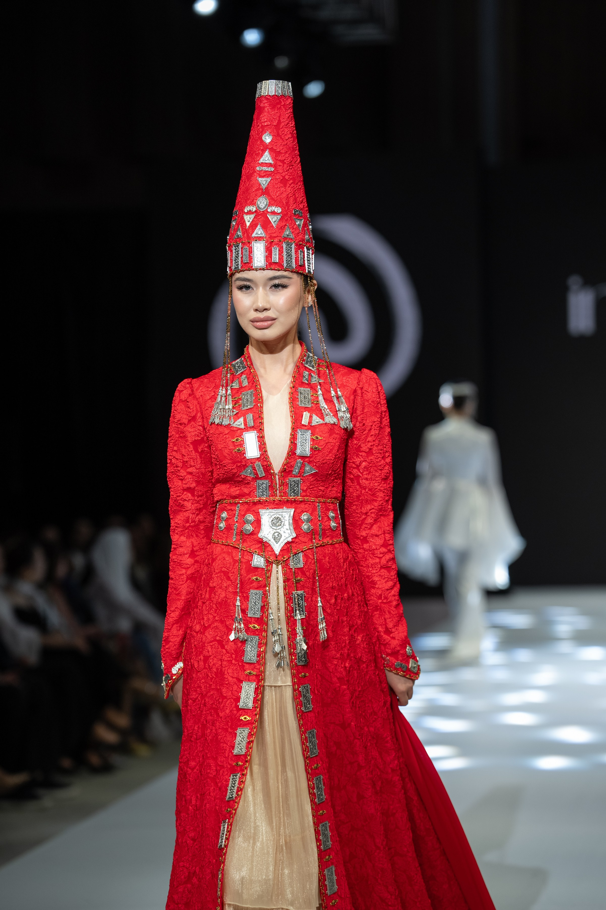 EURASIAN FASHION WEEK Innes. Сайт Алматинского НЮ АРТ, будуар и фэшн фотографа Дениса Карпенко