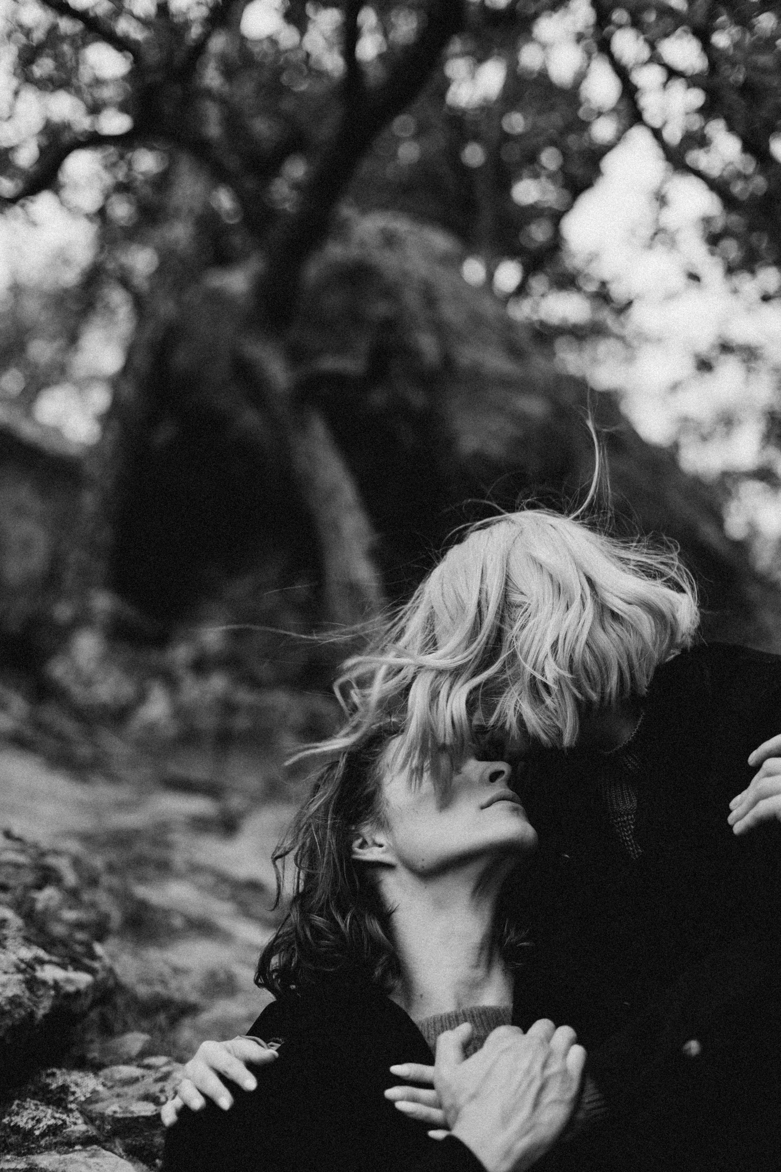 Услуги свадебного фотографа: съемка церемонии, прогулки, банкета. Теплые и стильные фотографии, сохранение эмоций. Красивые кадры для альбома: портреты, детали, атмосфера вашего дня.