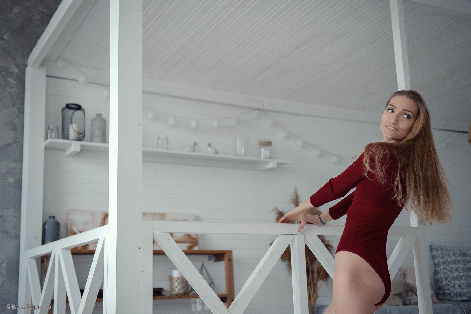  девушка в боди в фотостудии