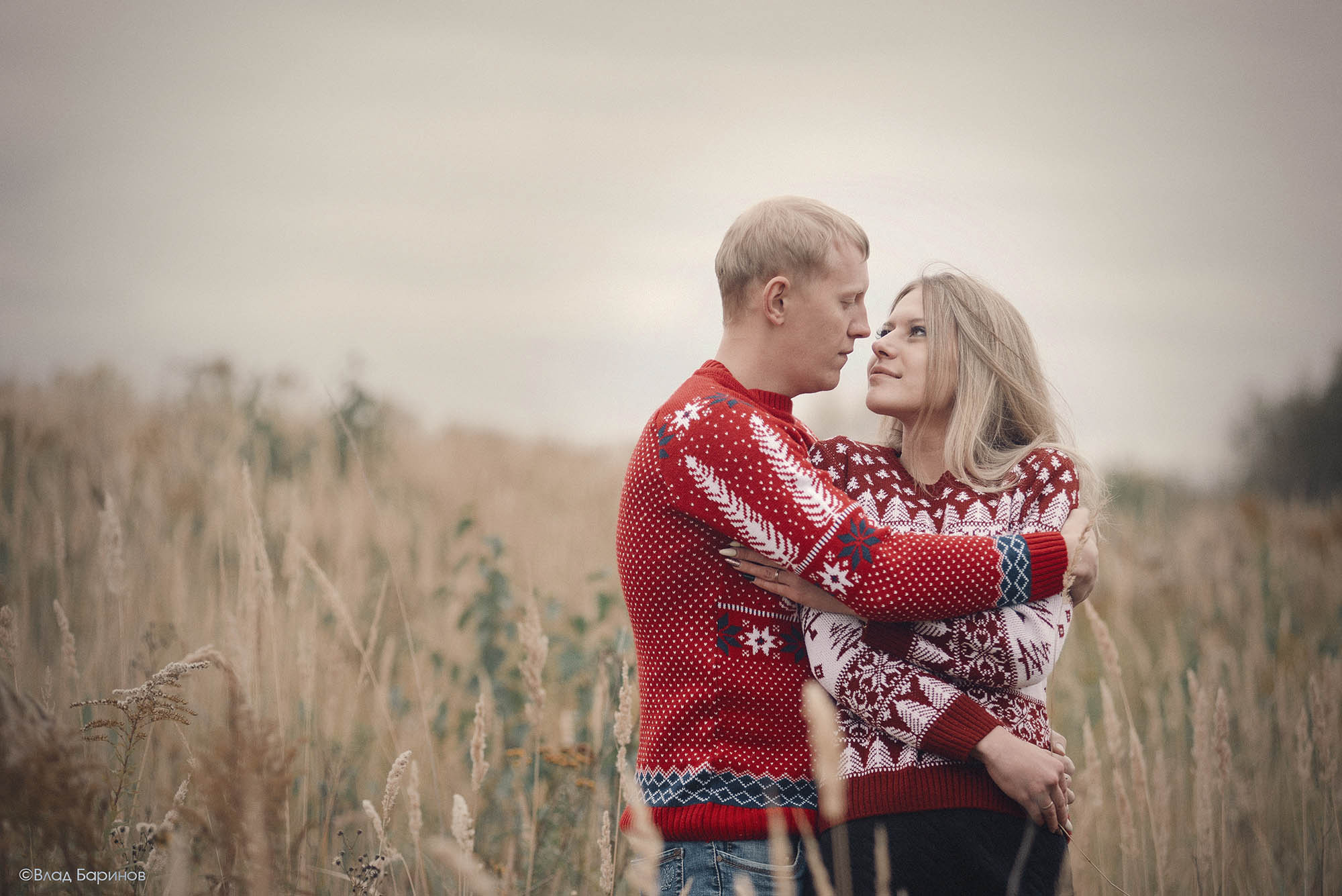 Фотосессия для пары в поле