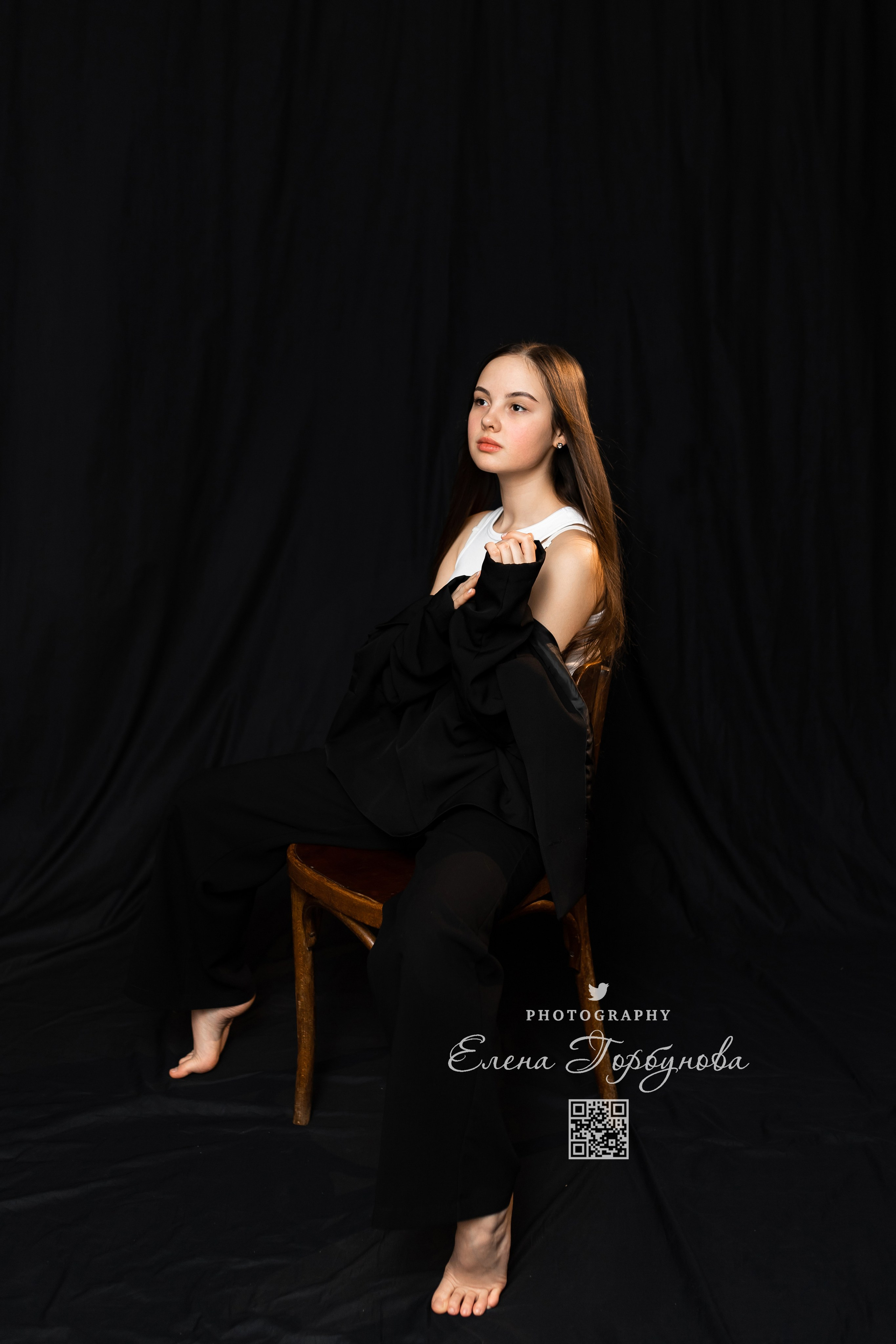 Моя студия. Полина и стул. Январь 2024. Фотограф Пермь. Свадьбы. Семья и дети, школа, д. сад. Фотокниги