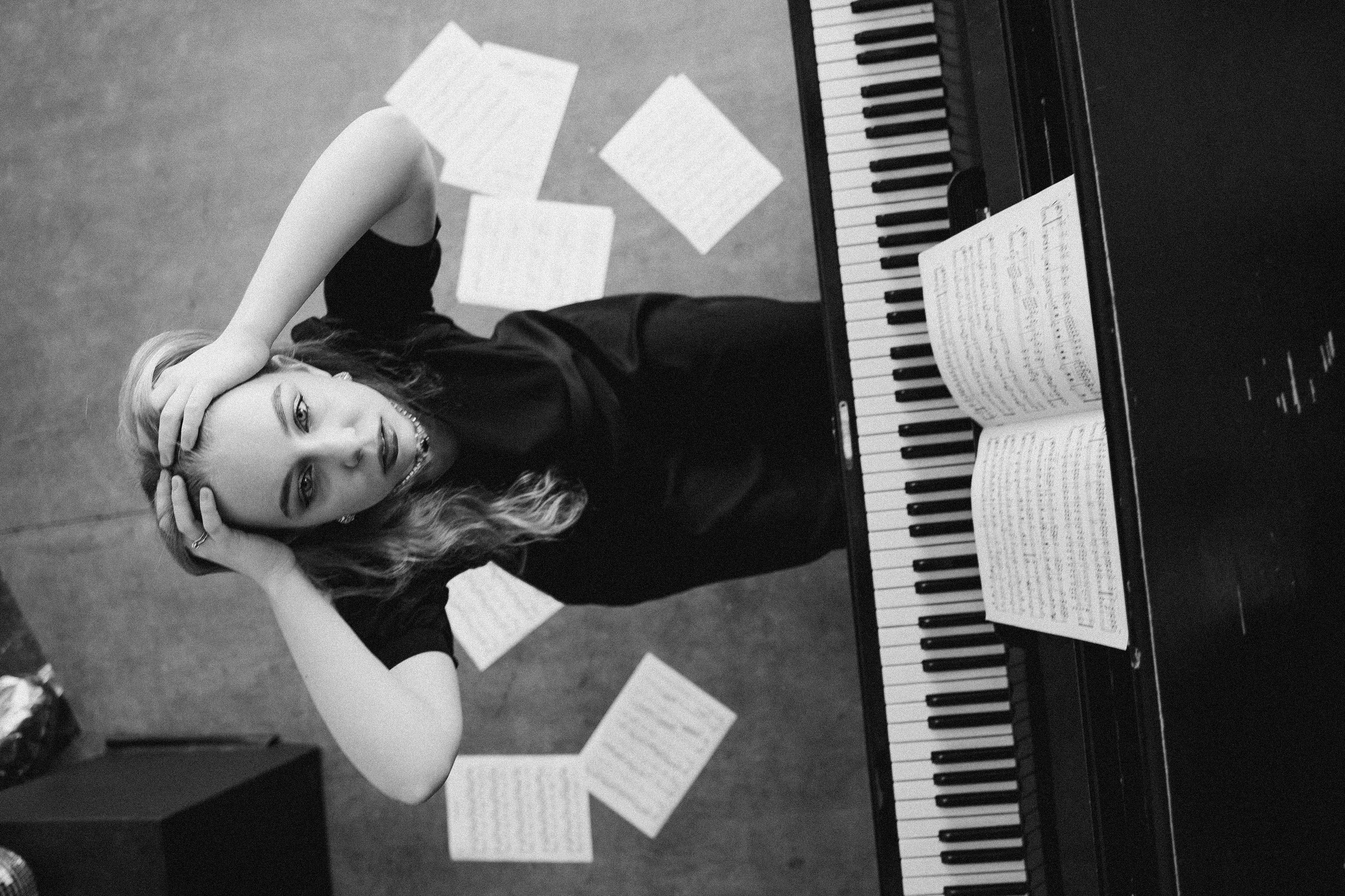 Александра пианистка. Главная