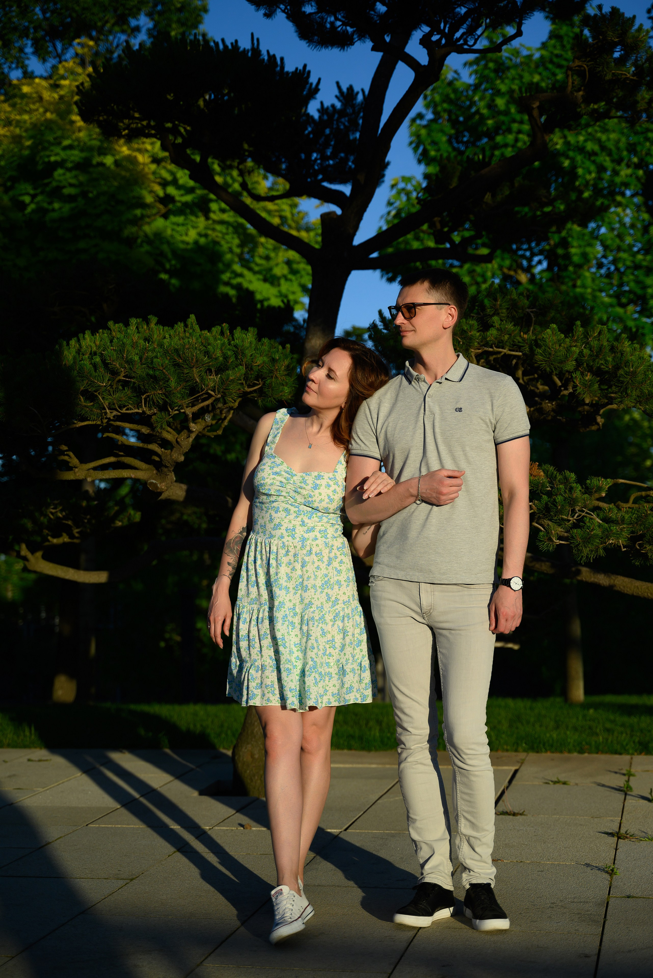 Парень держит девушку под ручку на красивой и живописной локации.