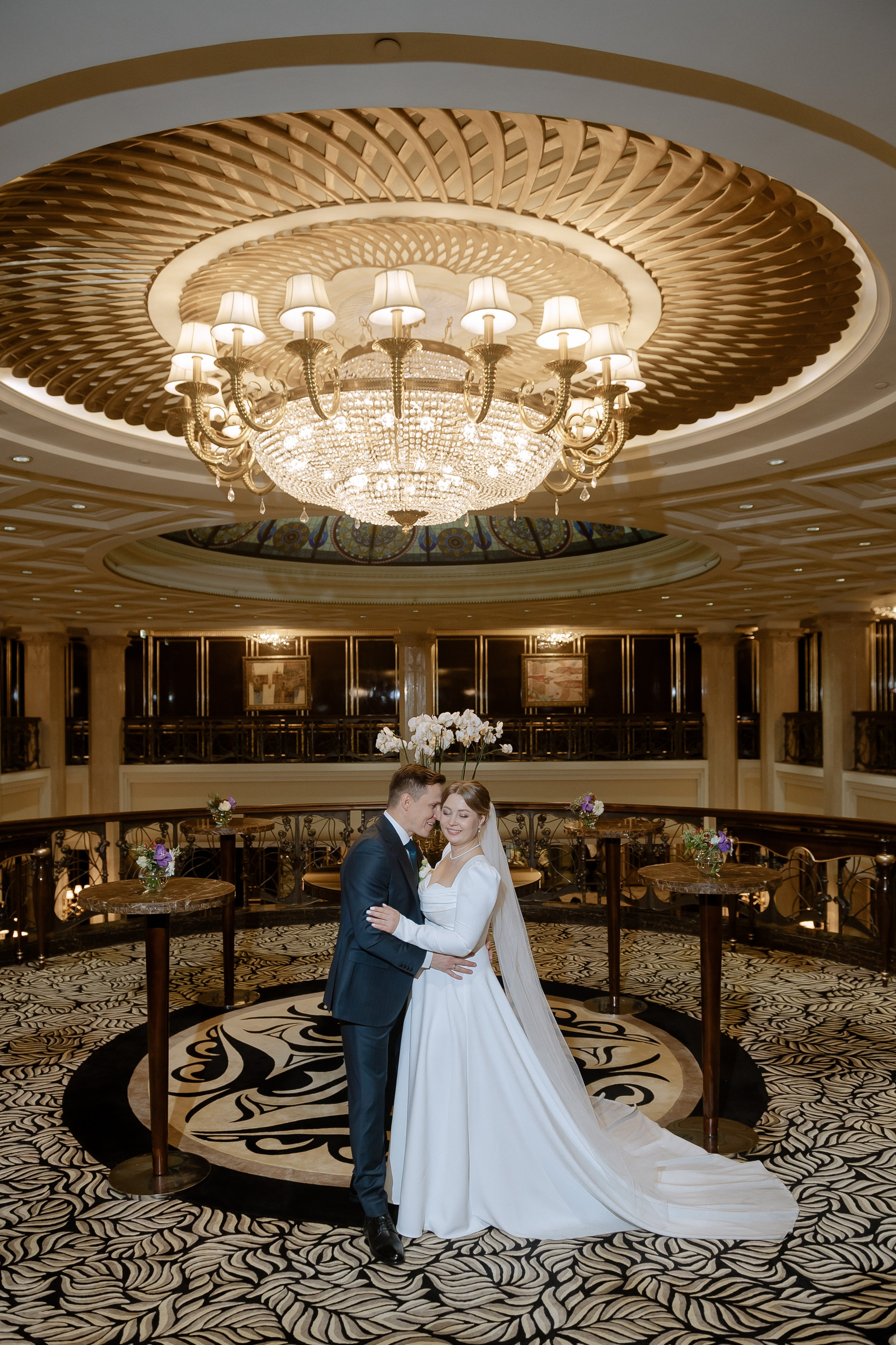Свадебная фотосессия в лобби отеля St. Regis Nikolskaya
