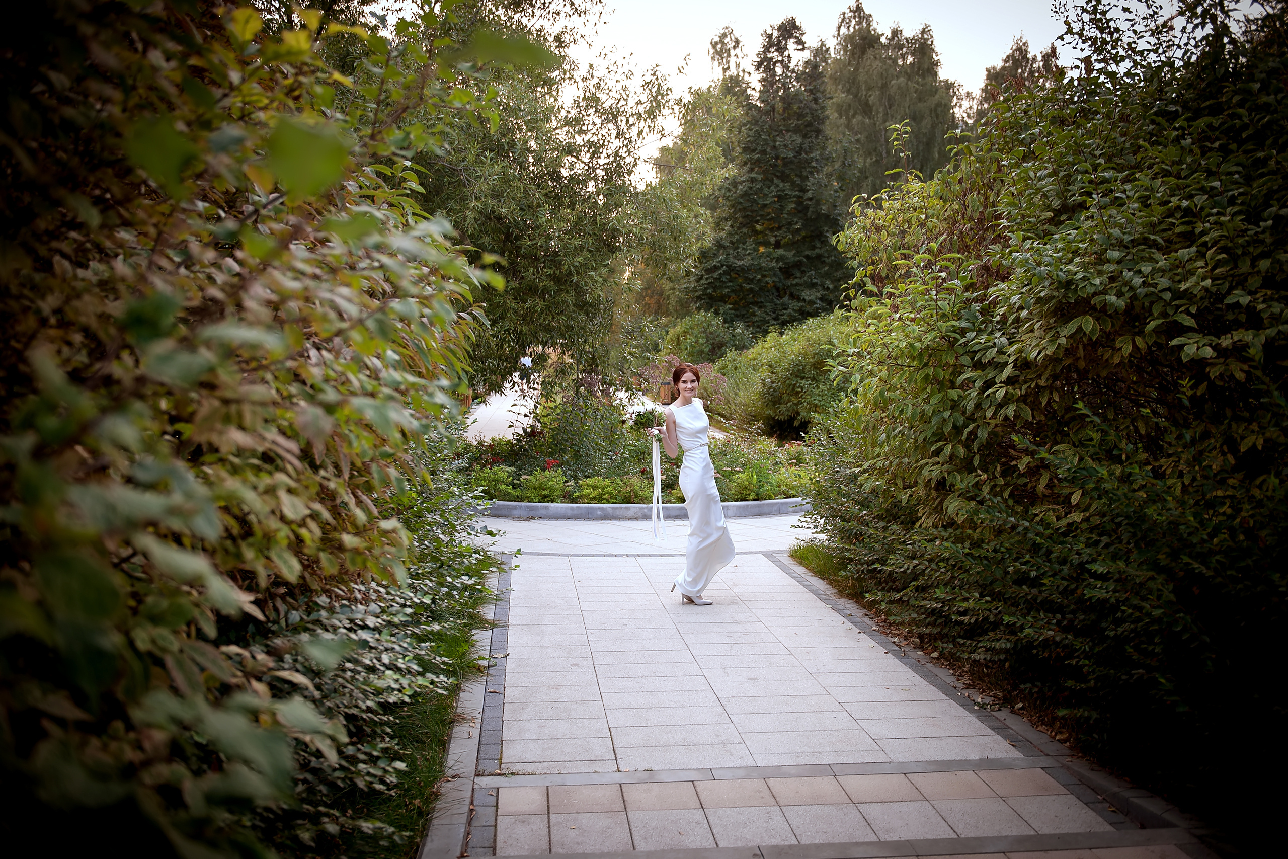 Утро невесты в Конгресс-отеле Ареал с фотосессией в парке Сад будущего. Свадебный и семейный фотограф Виктория Носачёва. Щелково, Москва и МО