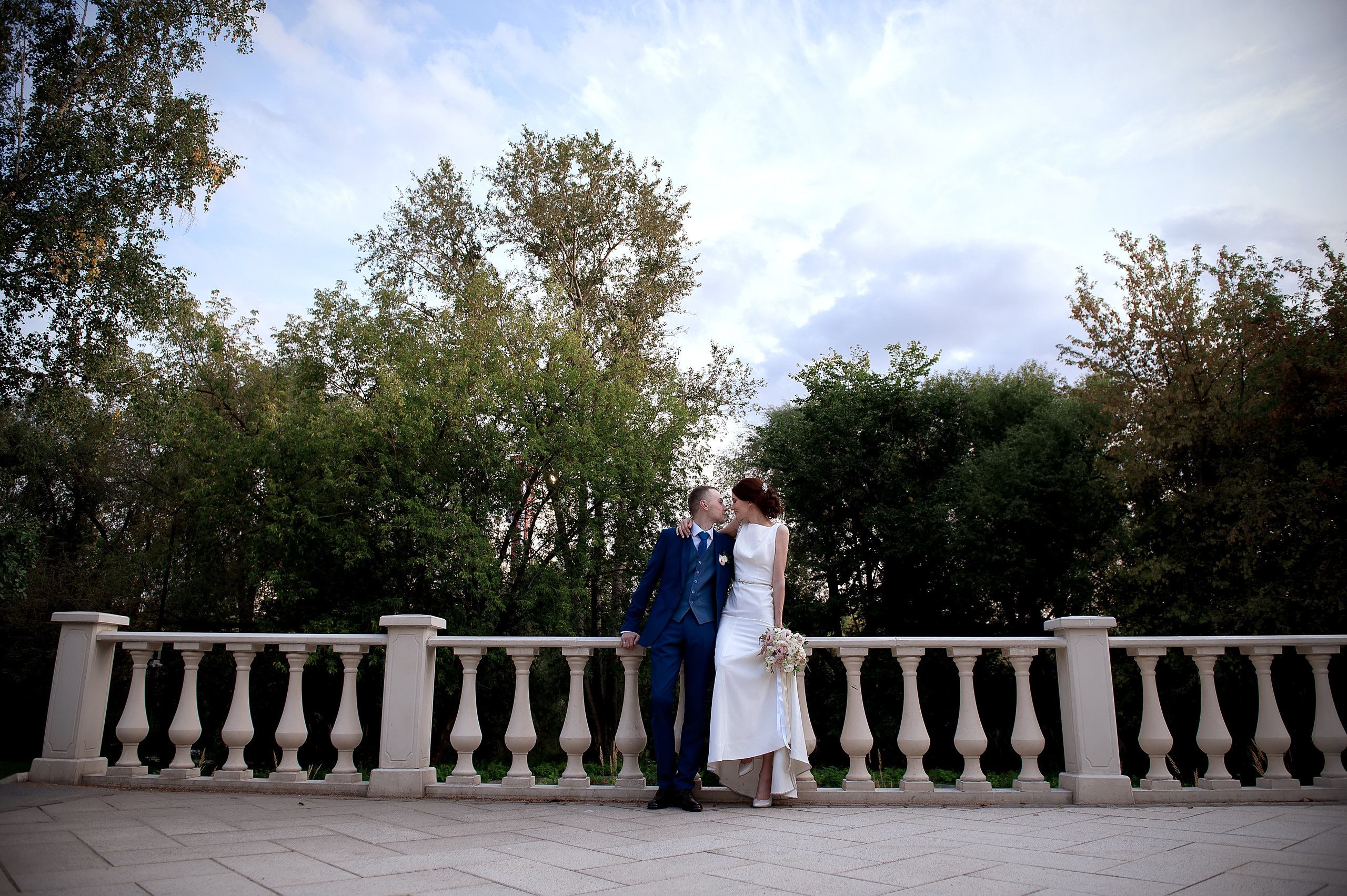 Утро невесты в Конгресс-отеле Ареал с фотосессией в парке Сад будущего. Свадебный и семейный фотограф Виктория Носачёва. Щелково, Москва и МО