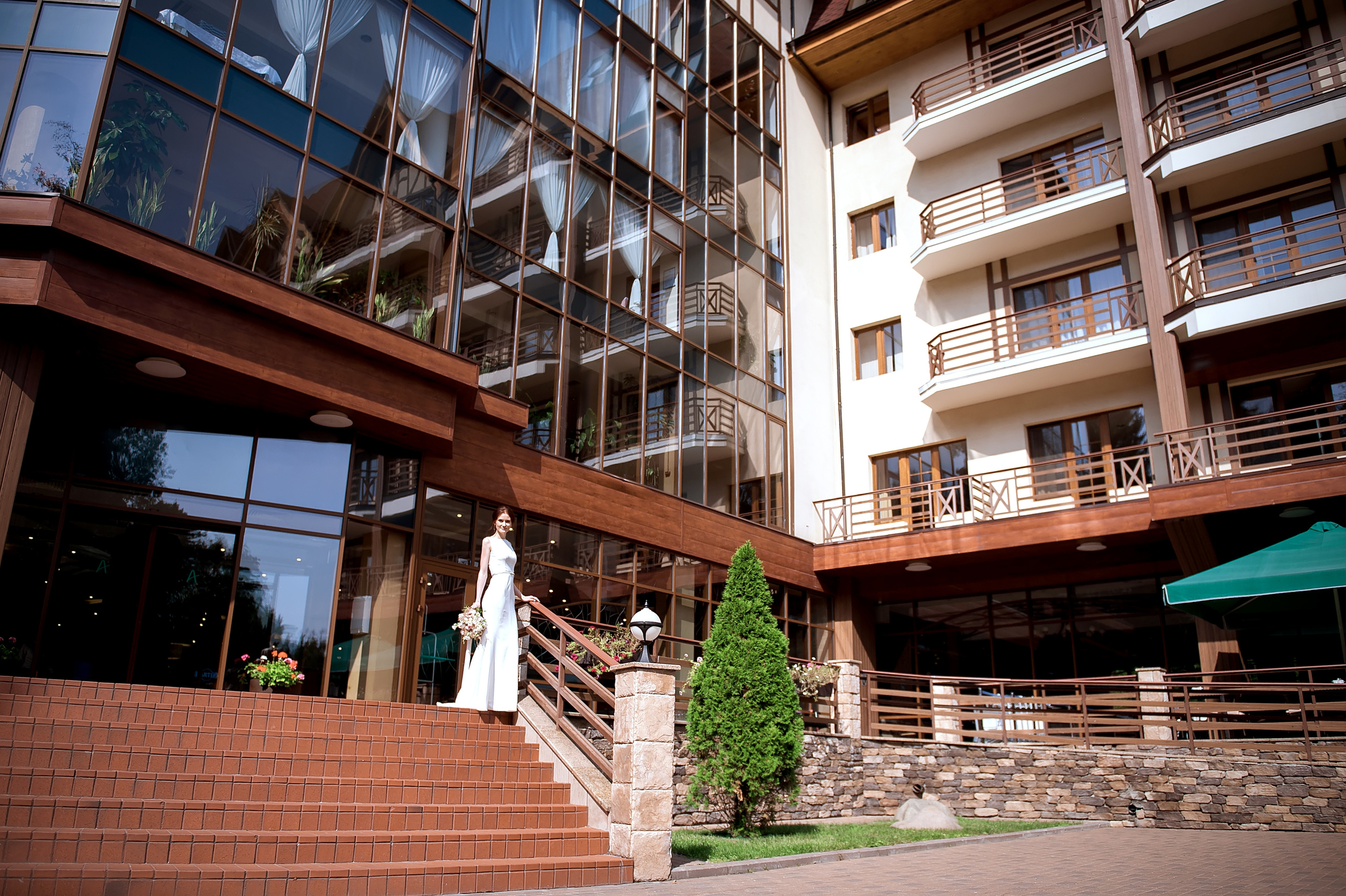 Утро невесты в Конгресс-отеле Ареал с фотосессией в парке Сад будущего. Свадебный и семейный фотограф Виктория Носачёва. Щелково, Москва и МО