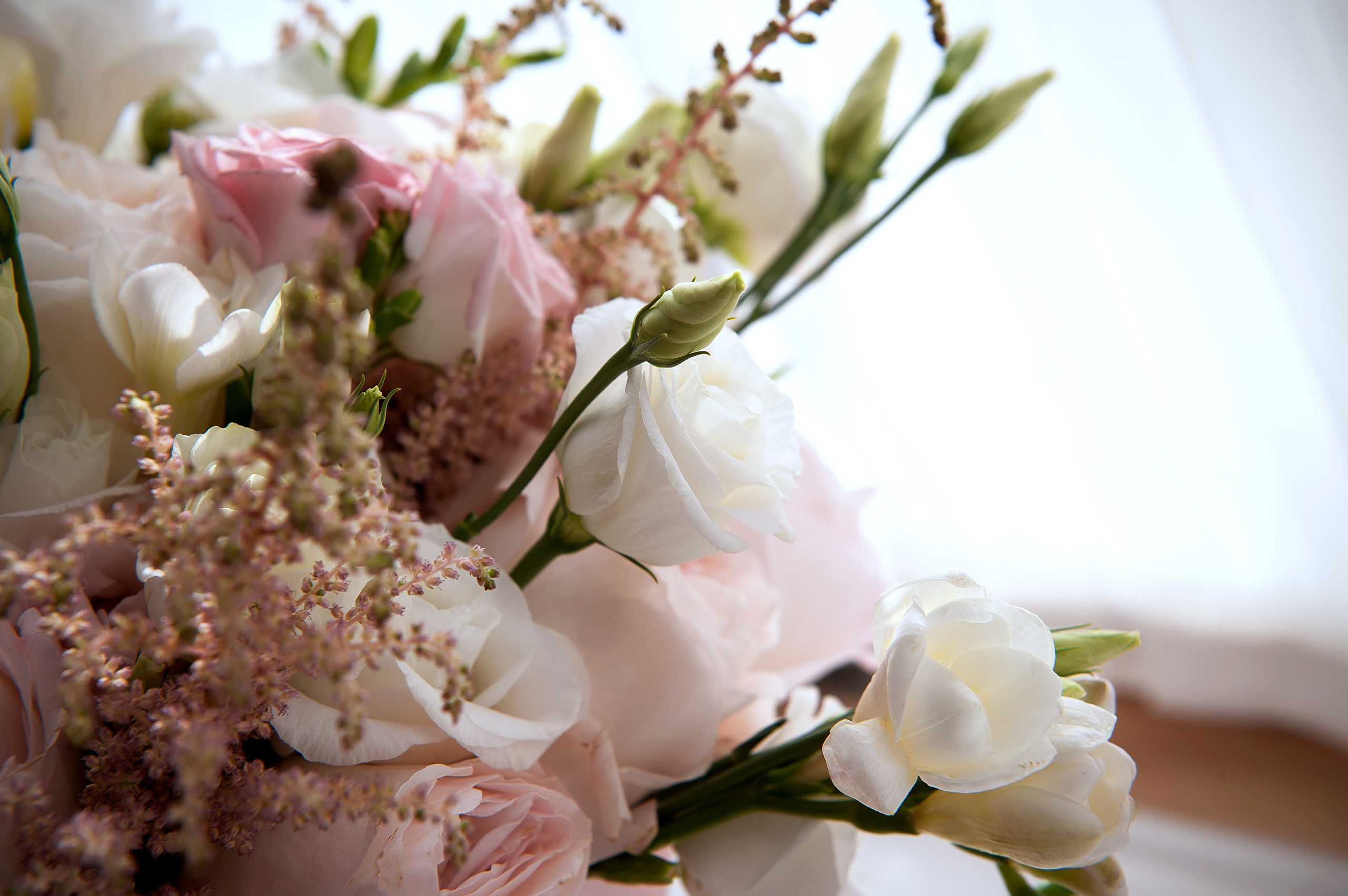 Утро невесты в Конгресс-отеле Ареал с фотосессией в парке Сад будущего. Свадебный и семейный фотограф Виктория Носачёва. Щелково, Москва и МО