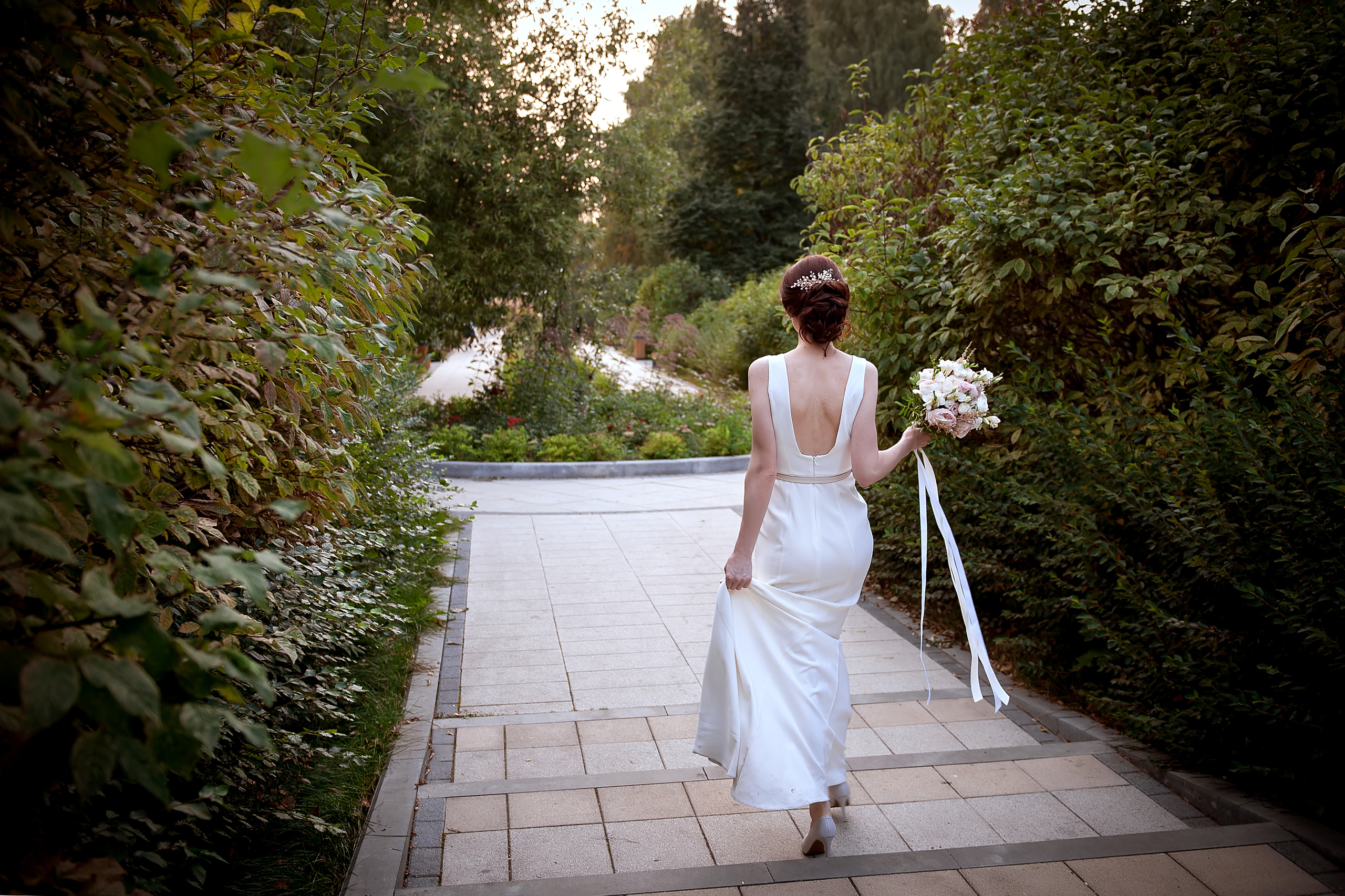 Невеста в парке "Сад будущего" в Москве.