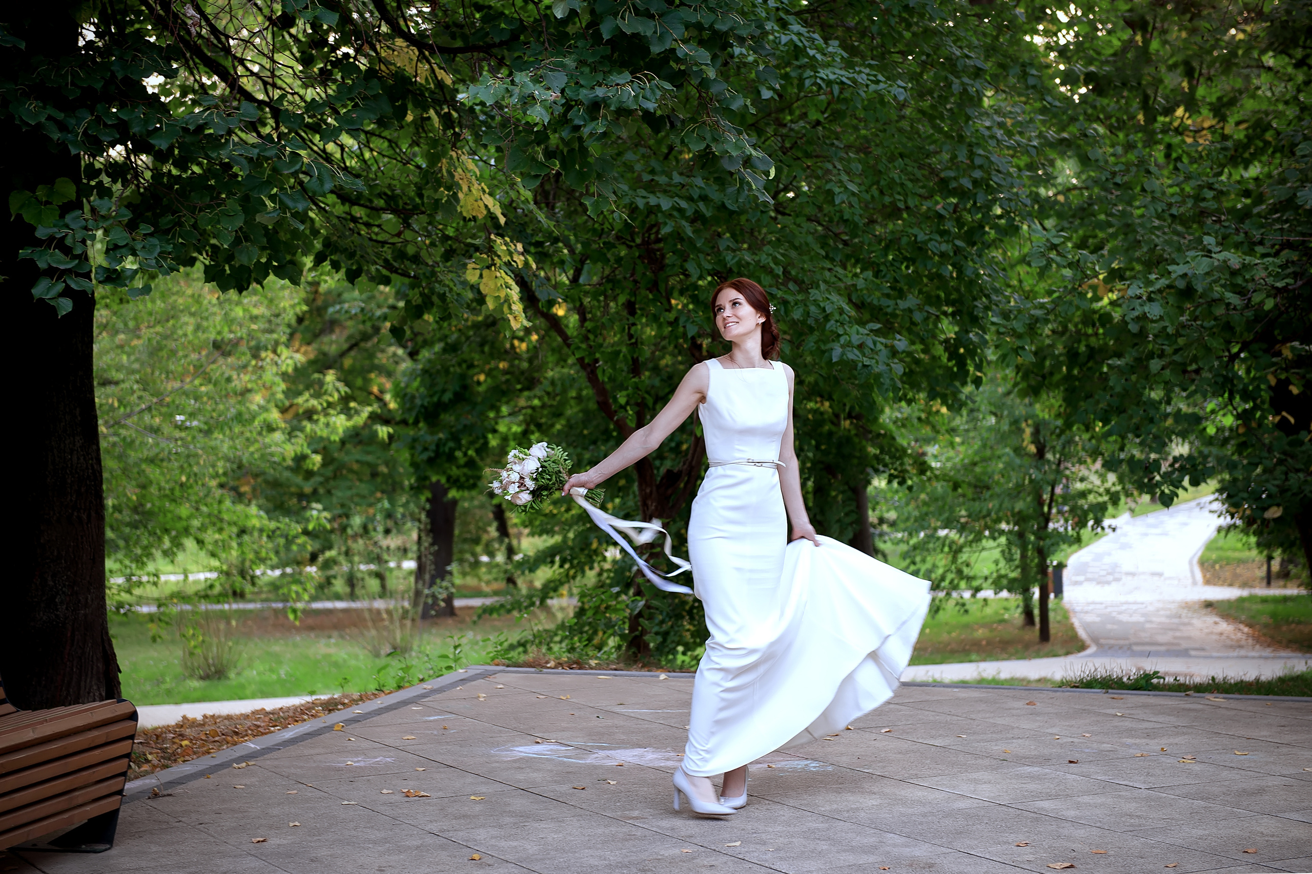 Утро невесты в Конгресс-отеле Ареал с фотосессией в парке Сад будущего. Свадебный и семейный фотограф Виктория Носачёва. Щелково, Москва и МО