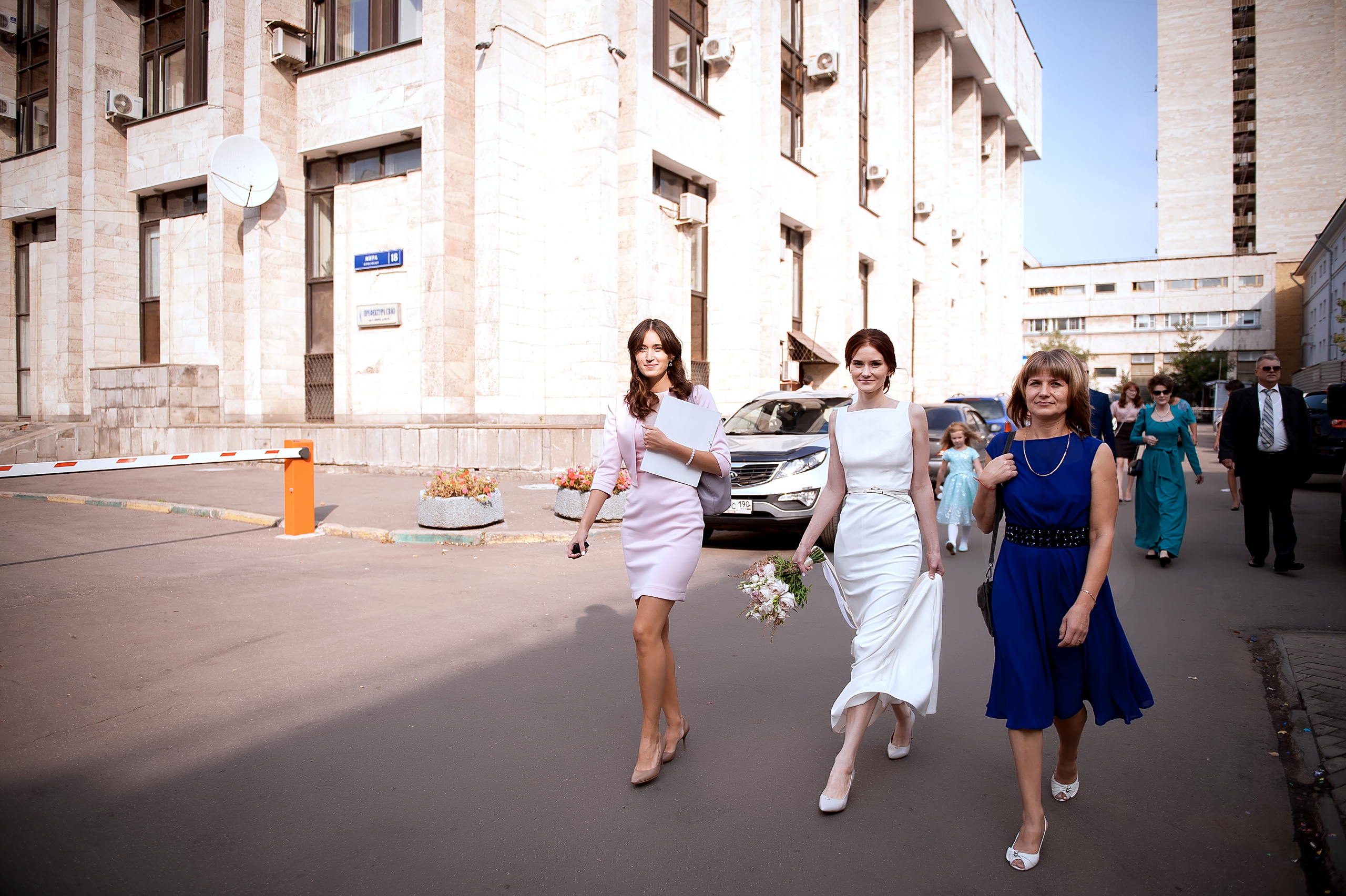 Утро невесты в Конгресс-отеле Ареал с фотосессией в парке Сад будущего. Свадебный и семейный фотограф Виктория Носачёва. Щелково, Москва и МО