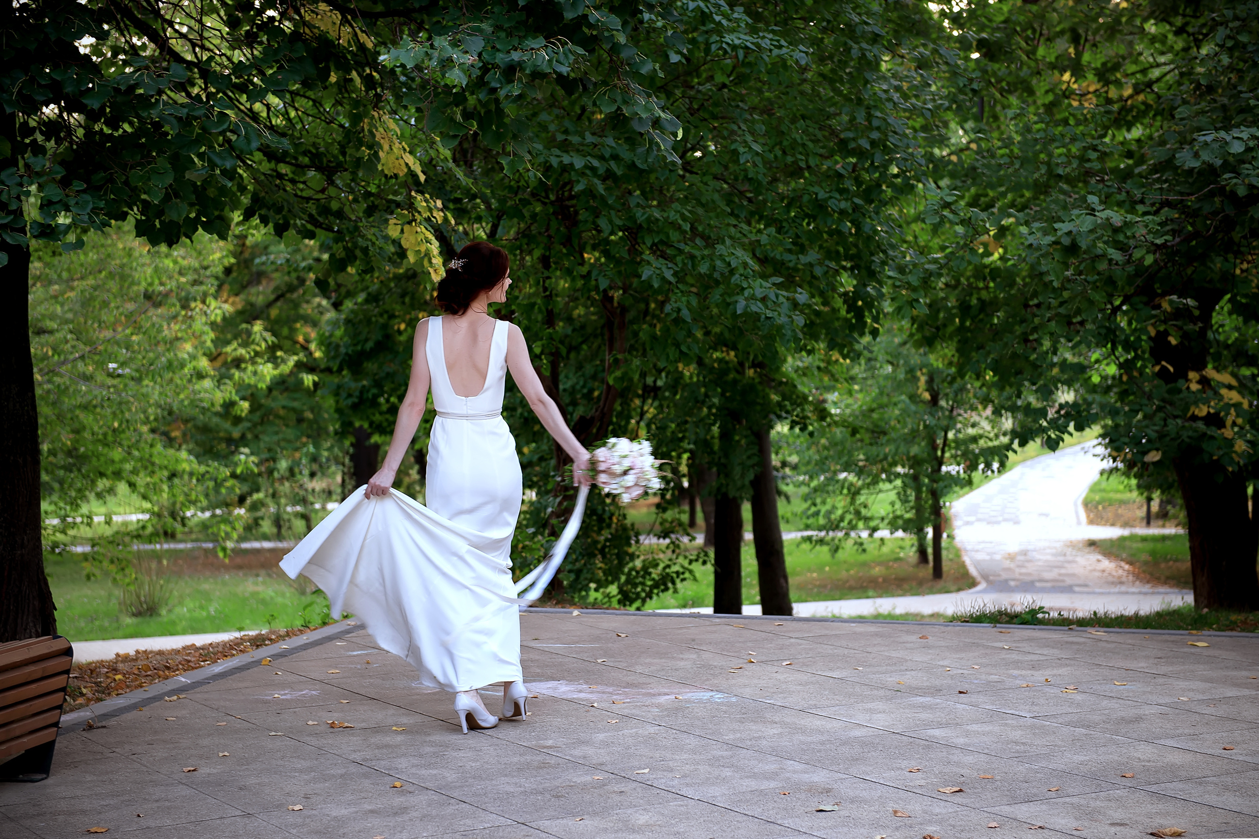 Утро невесты в Конгресс-отеле Ареал с фотосессией в парке Сад будущего. Свадебный и семейный фотограф Виктория Носачёва. Щелково, Москва и МО