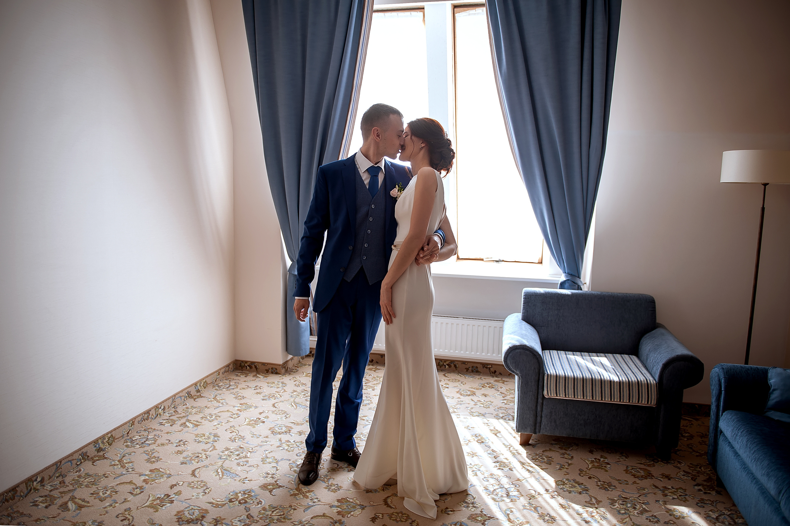 Утро невесты в Конгресс-отеле Ареал с фотосессией в парке Сад будущего. Свадебный и семейный фотограф Виктория Носачёва. Щелково, Москва и МО