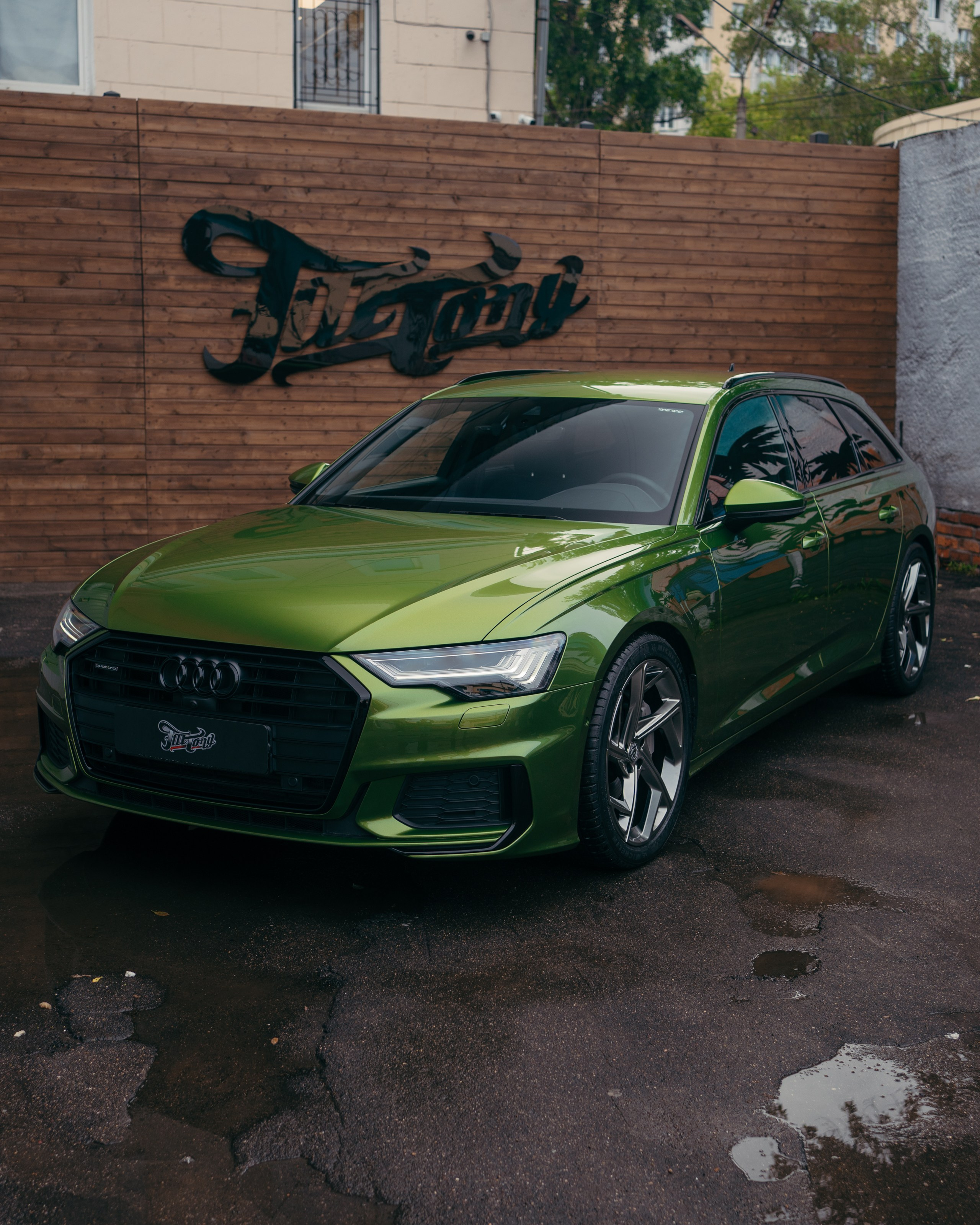 Audi A6 2 раза поменяла цвет, оклейка с проемами в зеленый и преклейка в серый. DeLorein